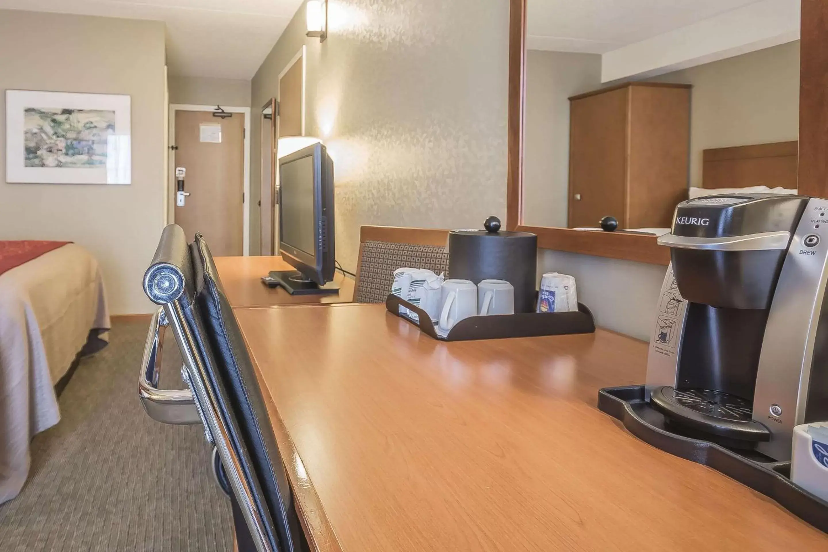 Photo of the whole room, Kitchen/Kitchenette in Comfort Inn Chilliwack