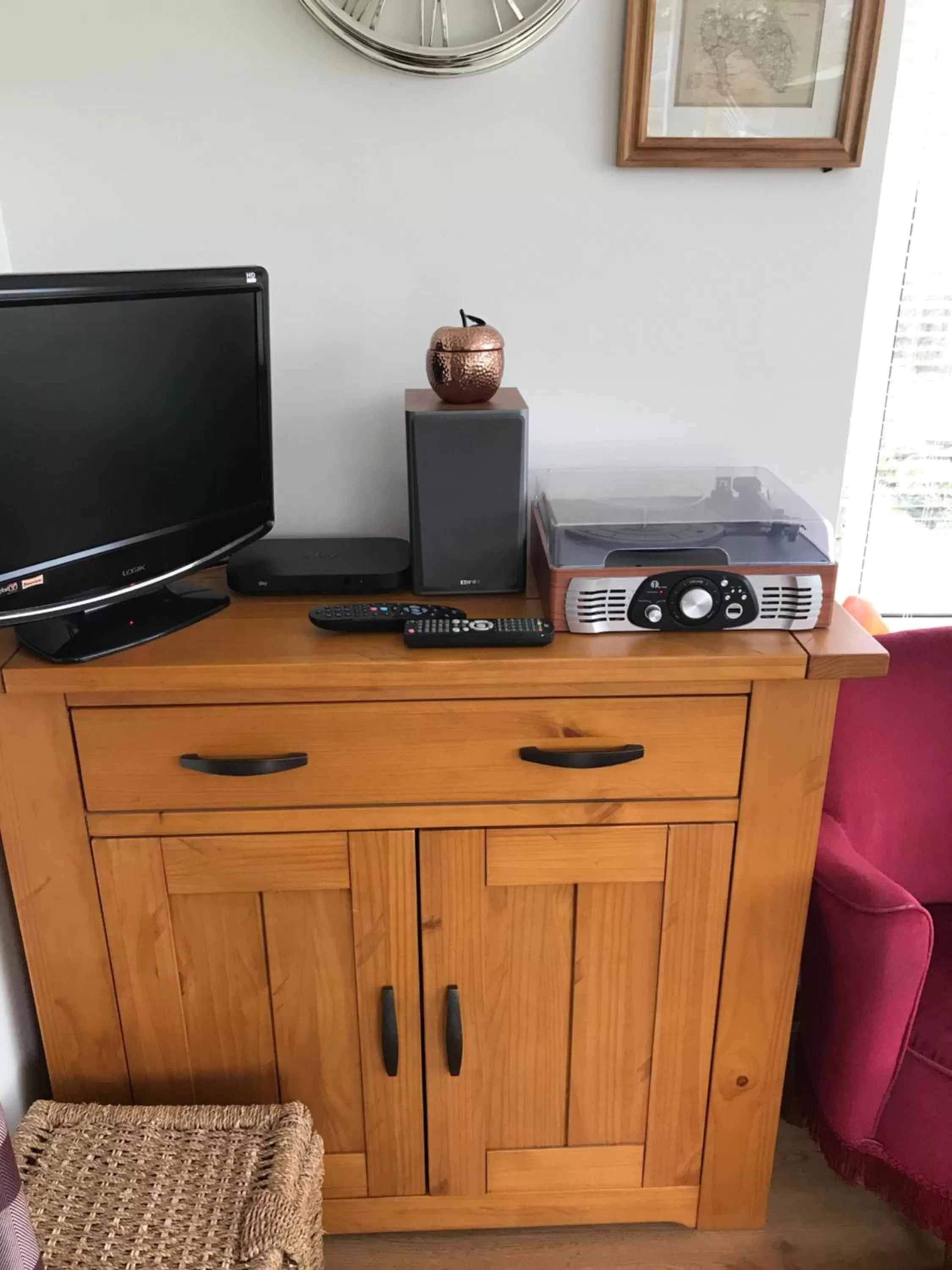 TV/Entertainment Center in Jacquie's B&B -Dumfries-Room with a view - hot tub