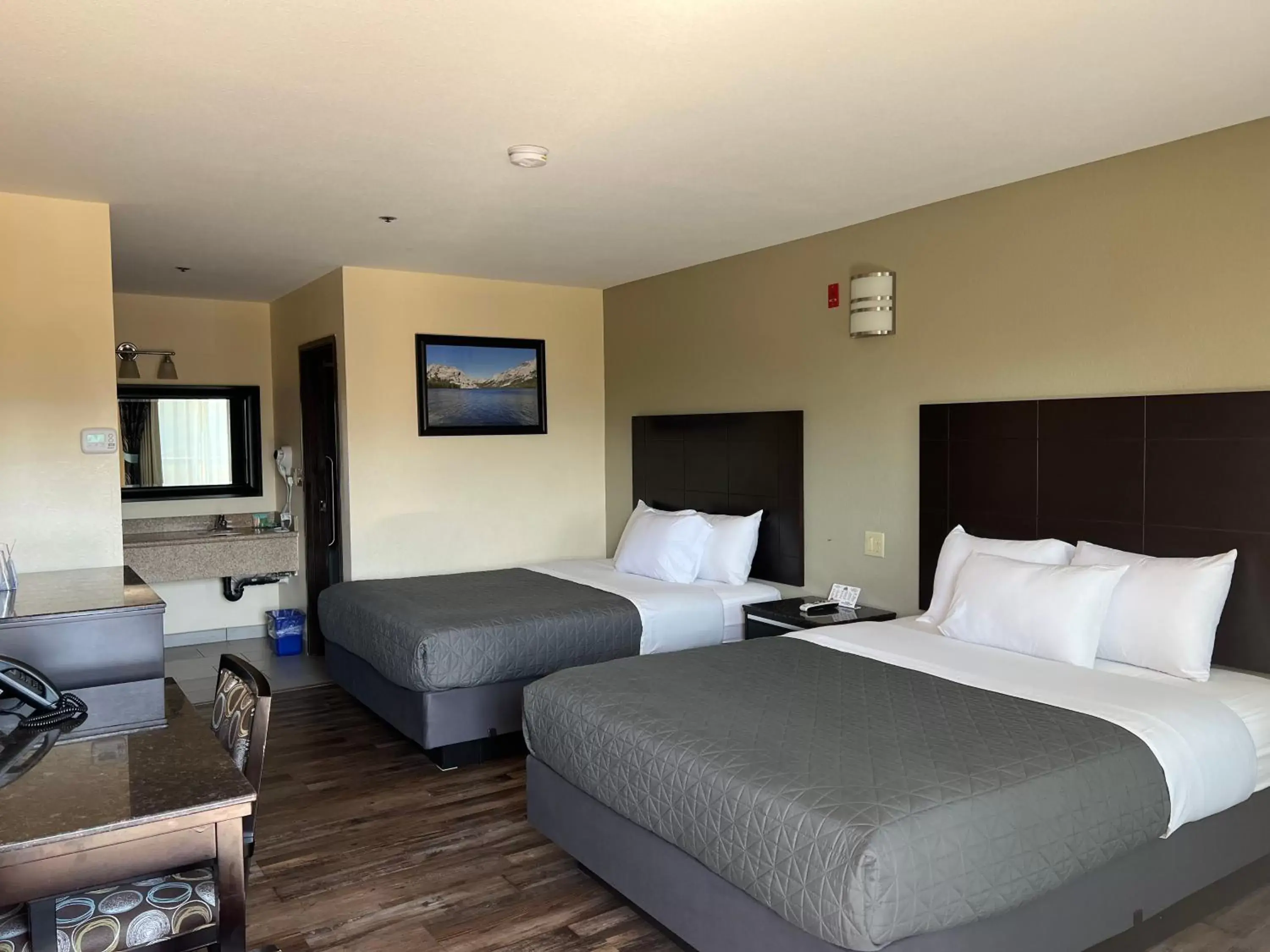 Photo of the whole room, Bed in Yosemite Sierra Inn Photo of the whole room, Bed in Yosemite Sierra Inn