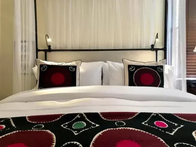 Deluxe King Suite in Elmwood 1820 Bed & Breakfast Inn Deluxe King Suite in Elmwood 1820 Bed & Breakfast Inn