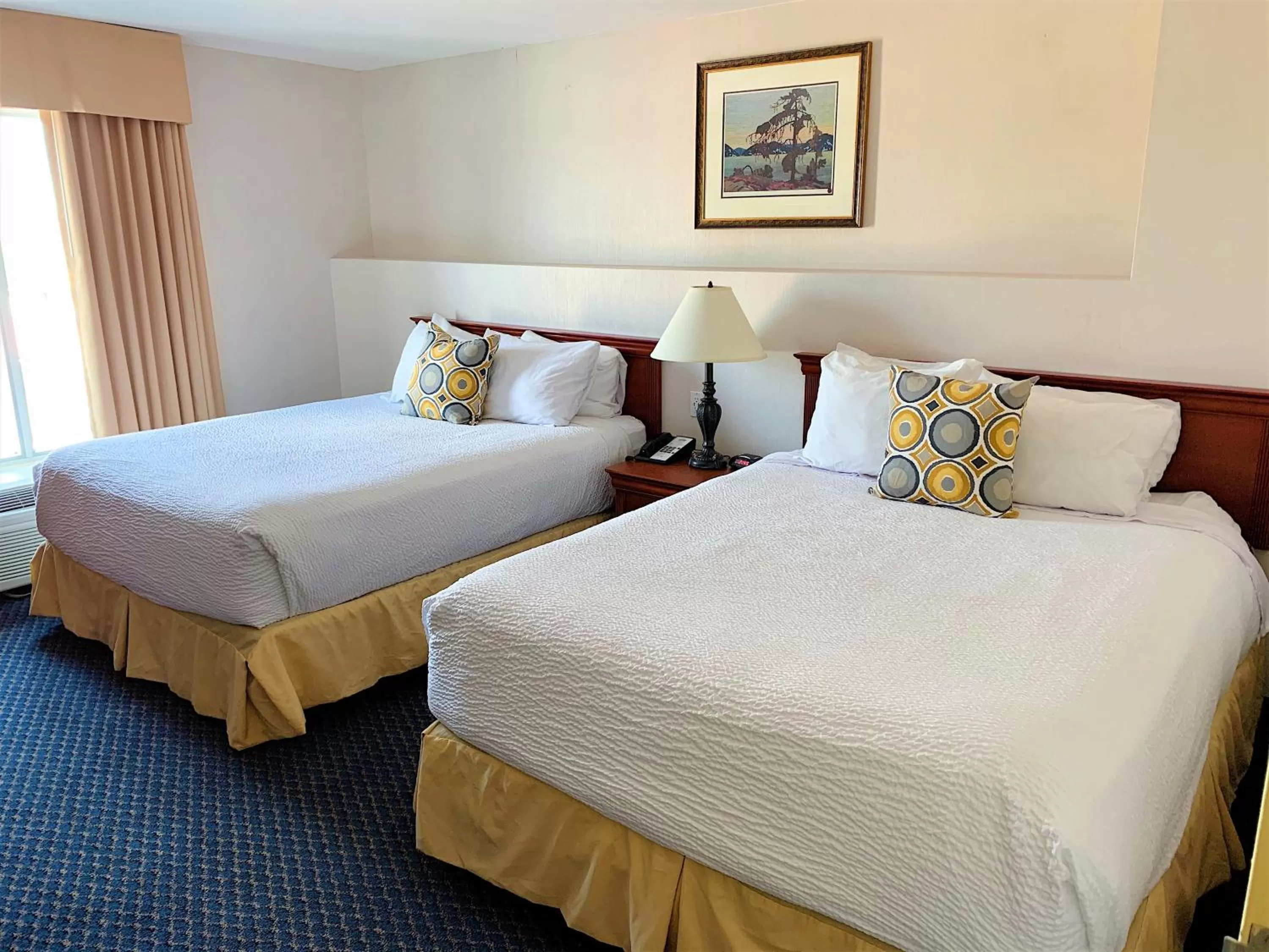 Bed in Days Inn by Wyndham Niagara Falls Centre St By the Falls