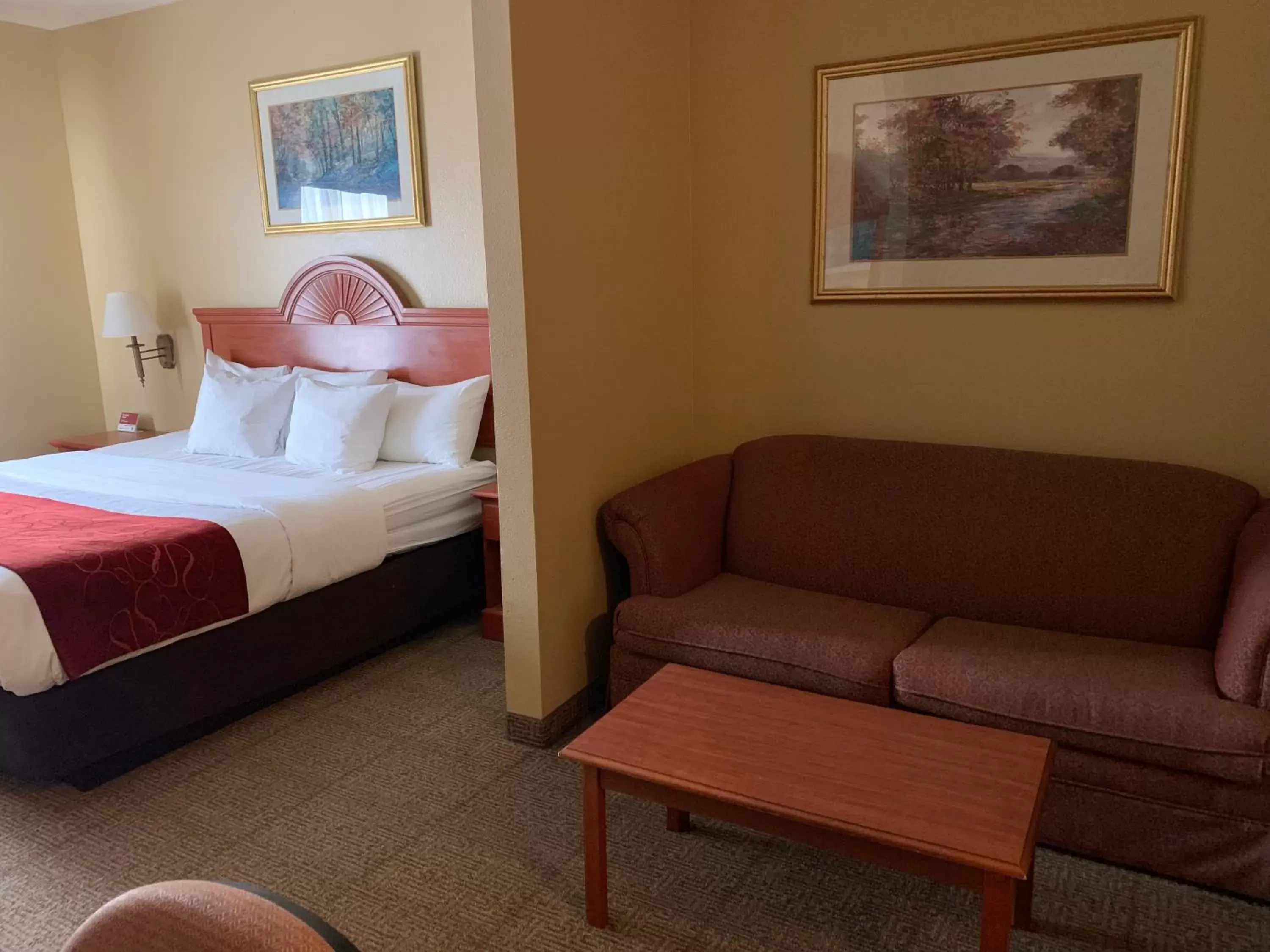 Seating area, Bed in SureStay Plus Hotel by Best Western Mesquite