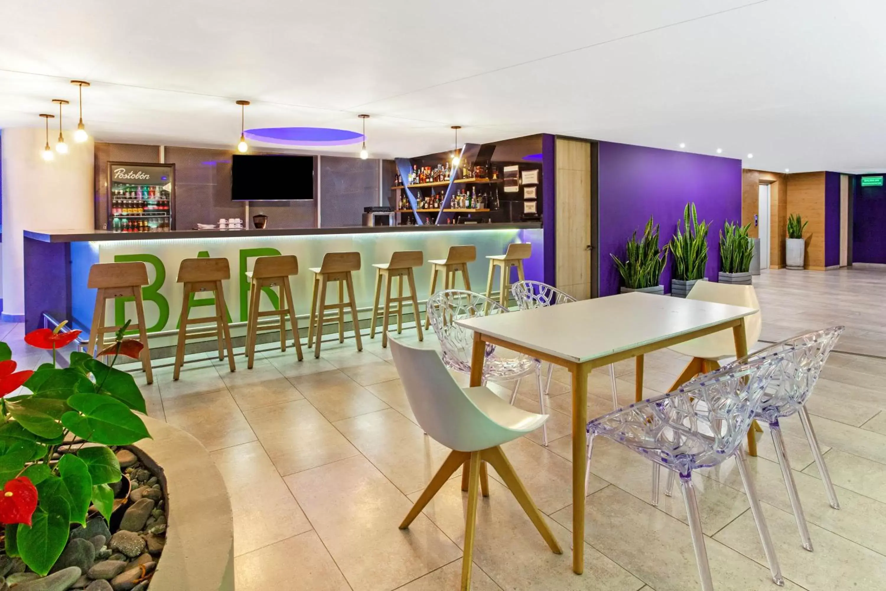 Lounge or bar, Lounge/Bar in La Quinta by Wyndham Medellin