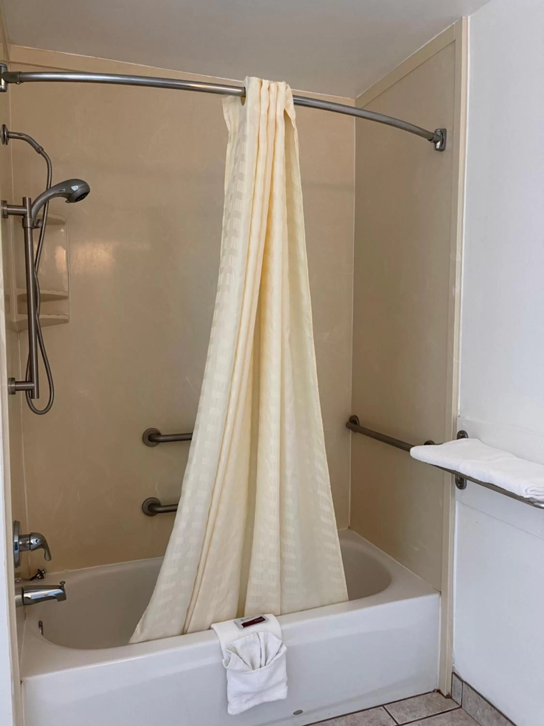 Shower in Majestic Inn