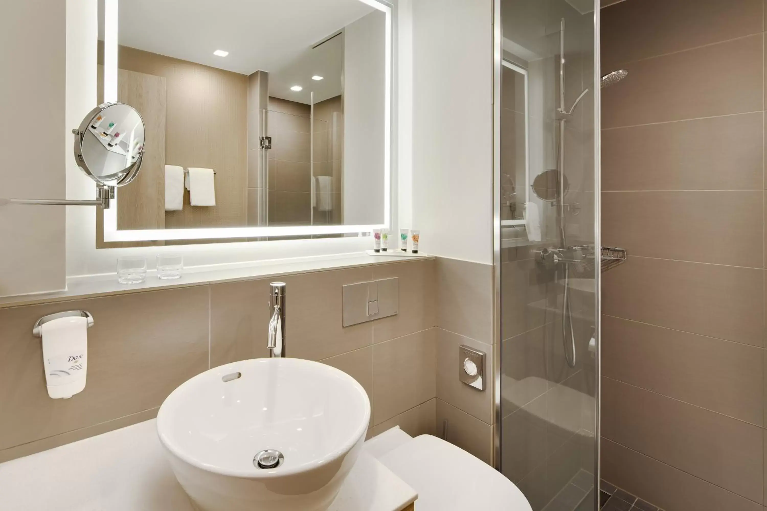 Photo of the whole room, Bathroom in Holiday Inn Düsseldorf City – Toulouser Allee, an IHG Hotel