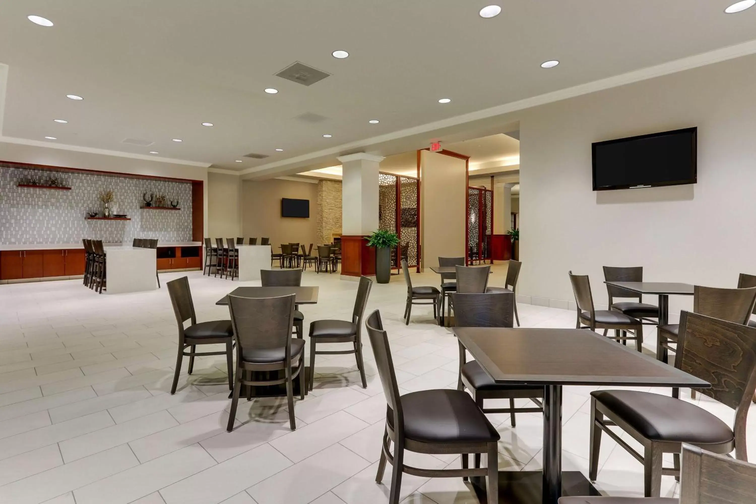 Restaurant/Places to Eat in DoubleTree by Hilton St. Louis Forest Park