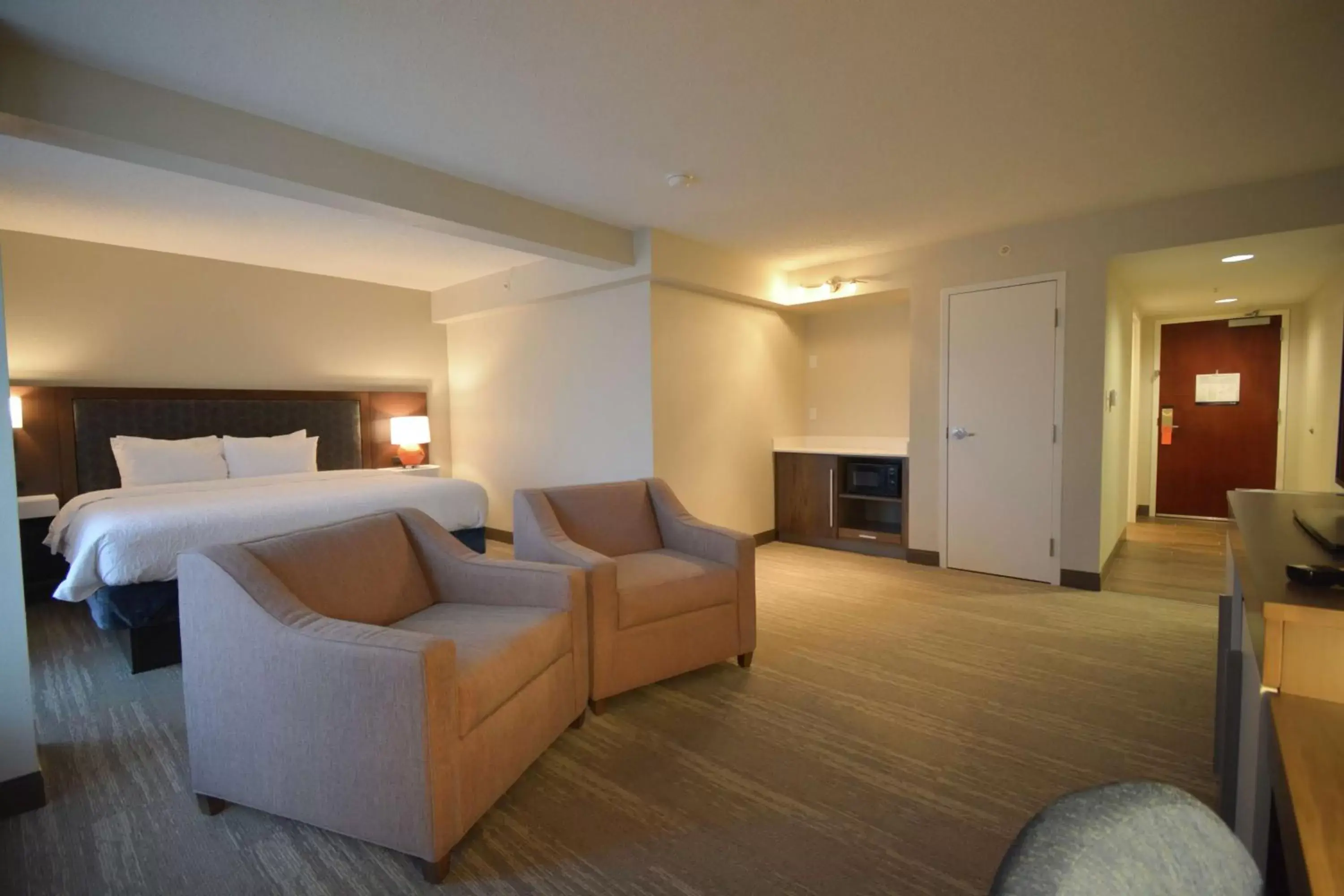 Bedroom, Seating Area in Hampton Inn Salem East - Electric Road