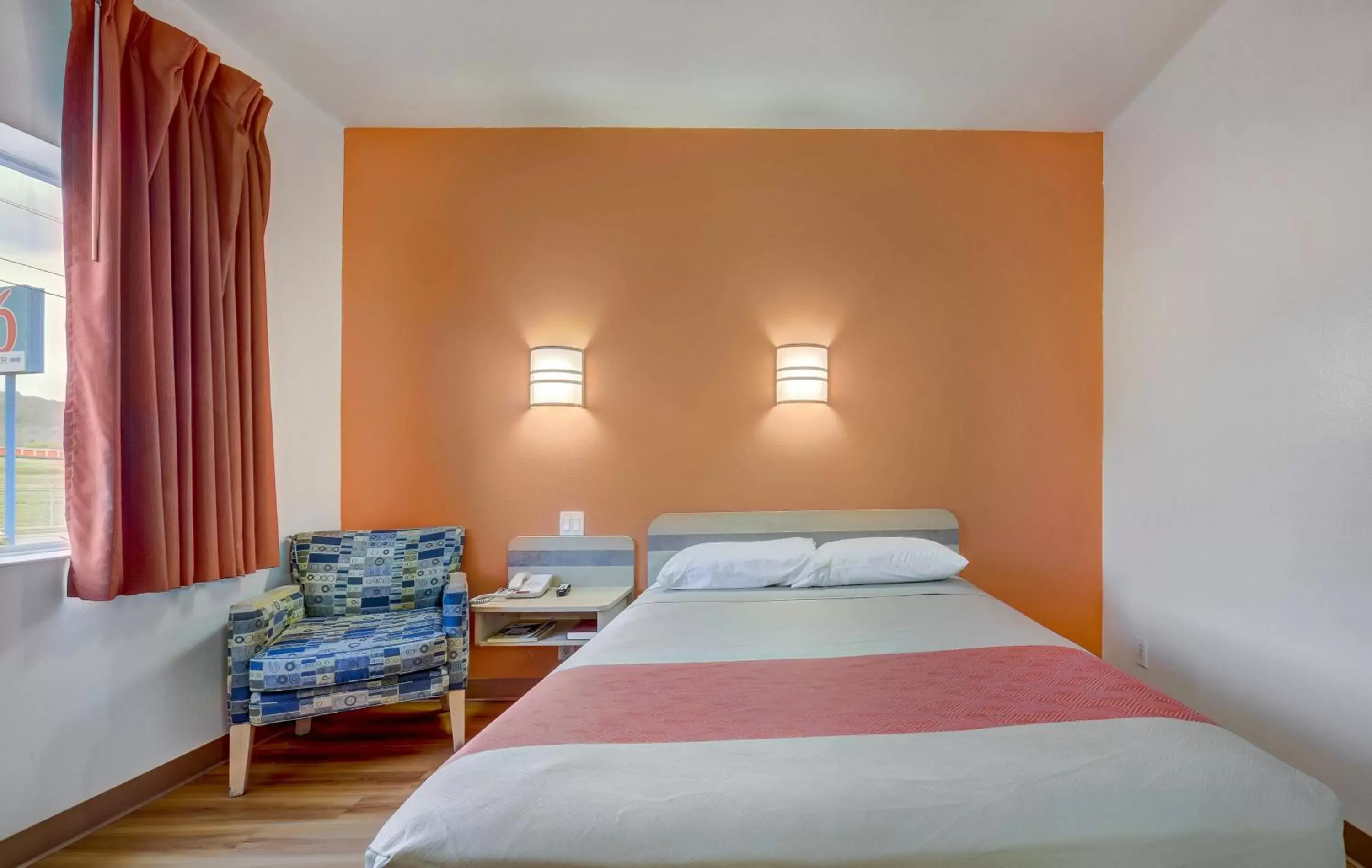 Queen Room - Disability Access - Non-Smoking in Motel 6-Roseburg, OR Queen Room - Disability Access - Non-Smoking in Motel 6-Roseburg, OR