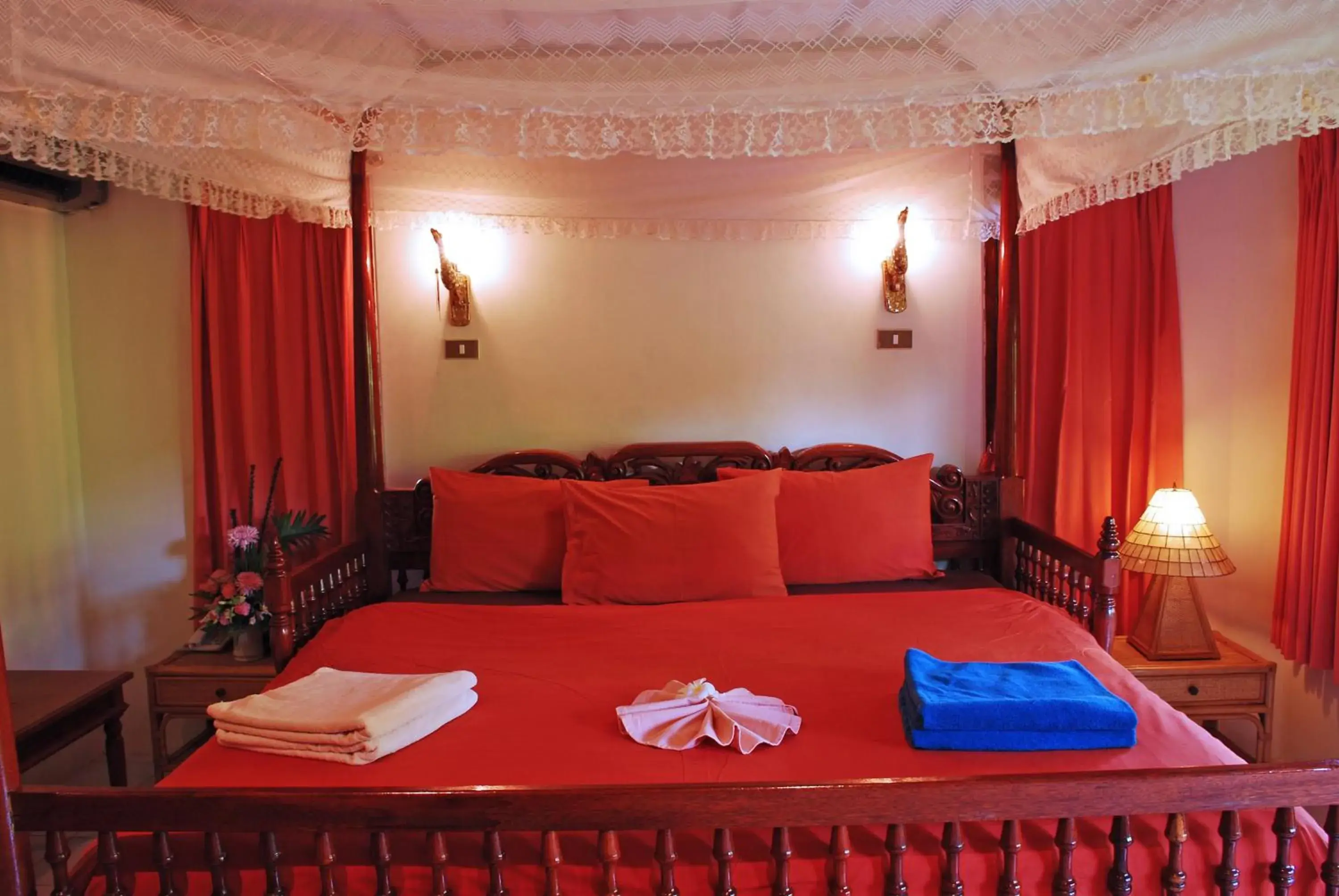 Photo of the whole room, Bed in Chaweng Resort