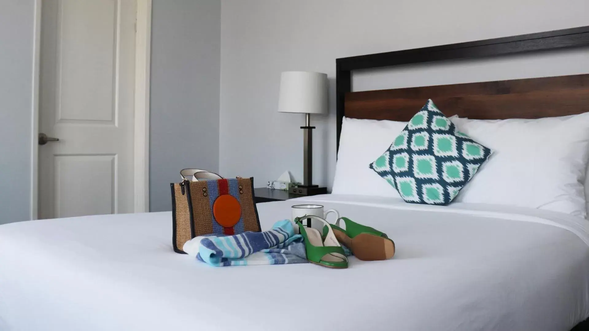 Bedroom, Bed in Hometel Suites Hotel
