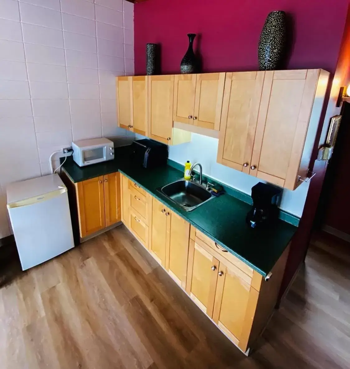 Kitchen/Kitchenette in Huron Sands Motel and Restaurant