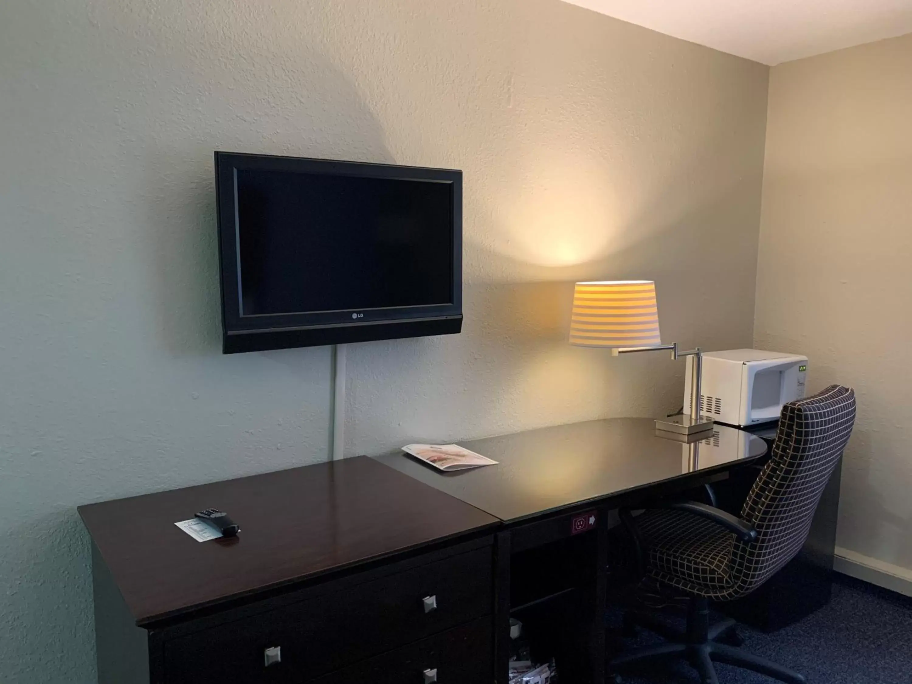 TV and multimedia, TV/Entertainment Center in Days Inn and Suites by Wyndham Hammond, IN