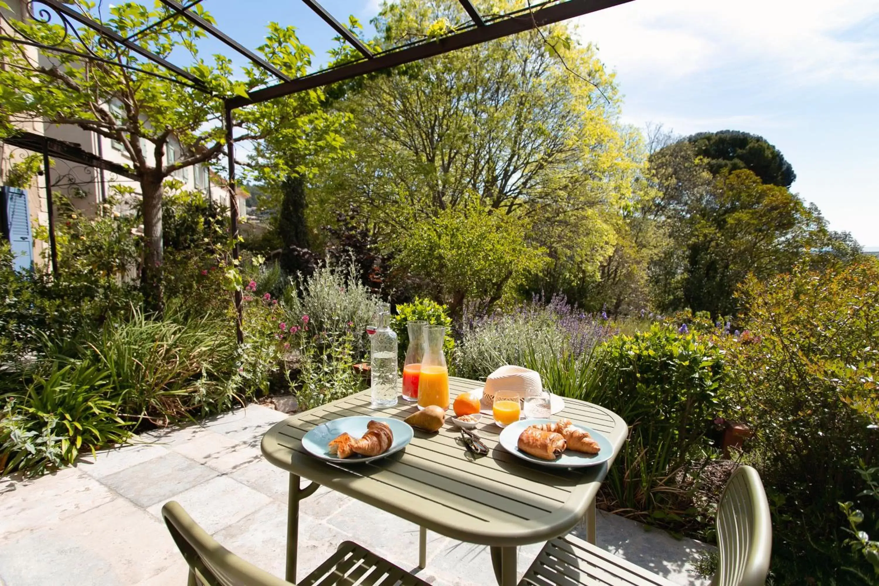 Patio, Breakfast in LOU CALEN