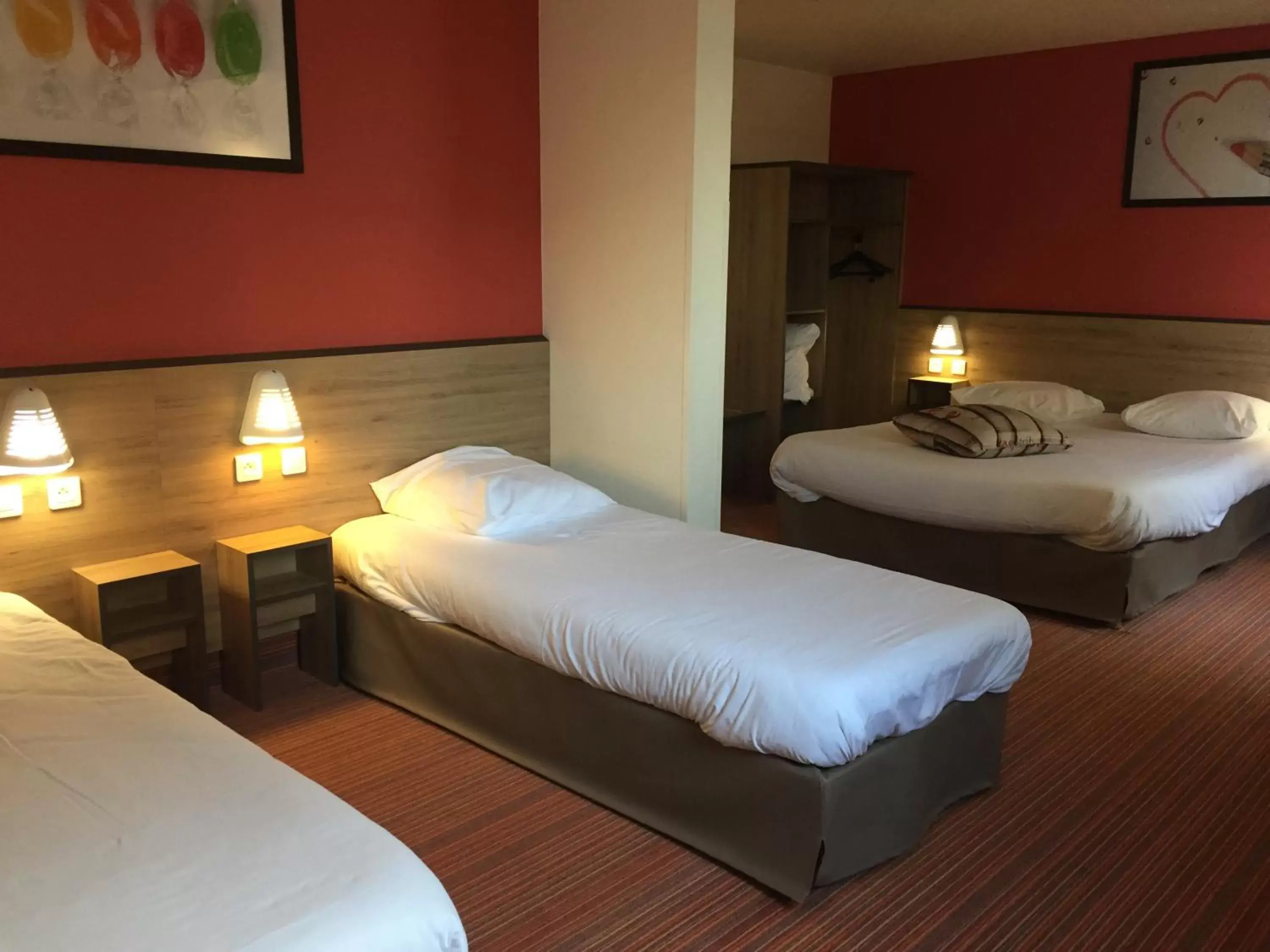 Photo of the whole room, Bed in Ace Hôtel Clermont Ferrand La Pardieu