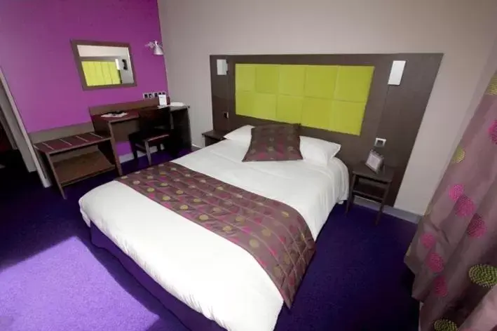 Photo of the whole room, Bed in Tourhotel Blois