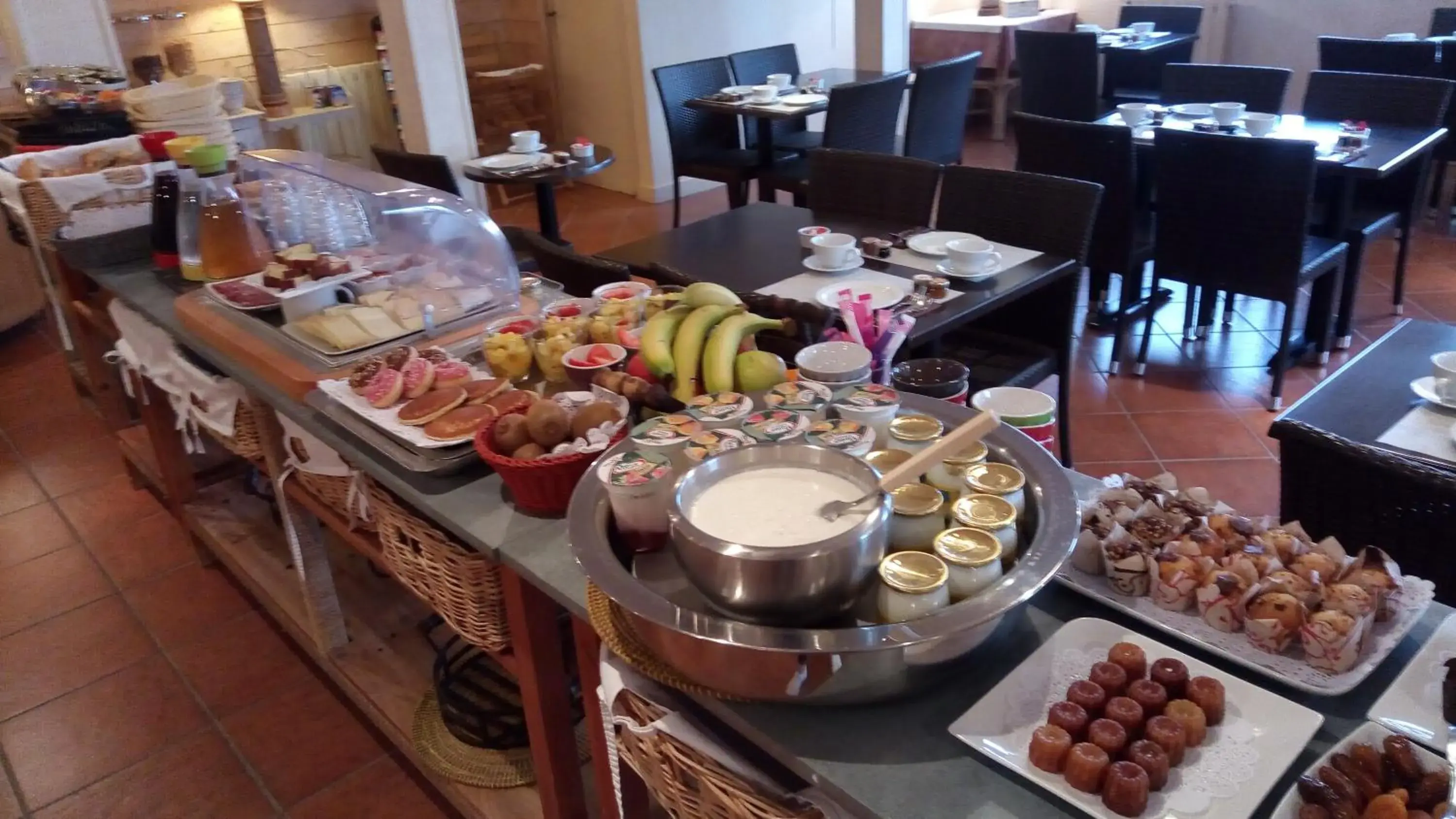 Buffet breakfast in Family Golf Hotel