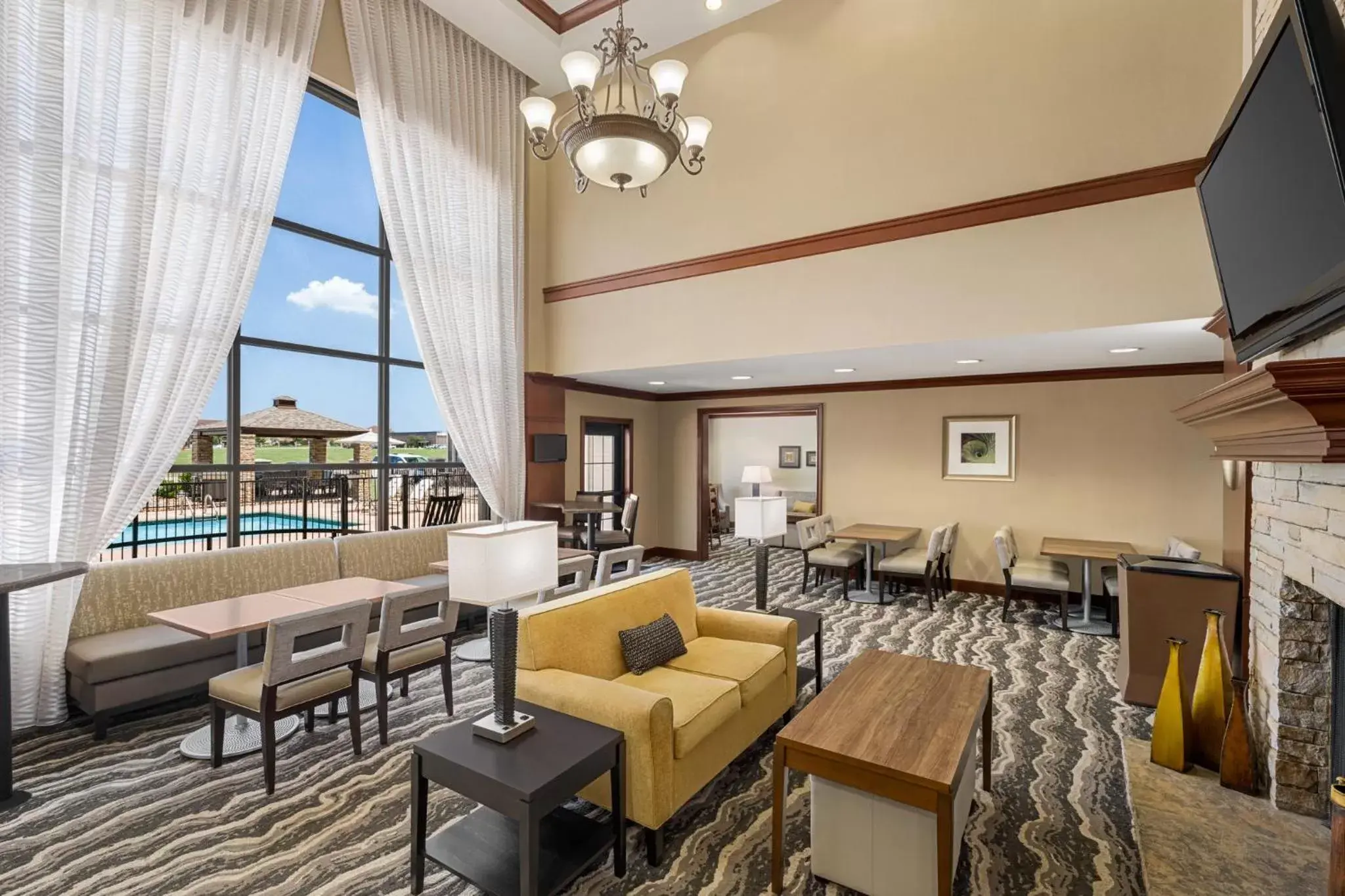 Restaurant/places to eat, Lounge/Bar in Staybridge Suites Oklahoma City-Quail Springs, an IHG Hotel