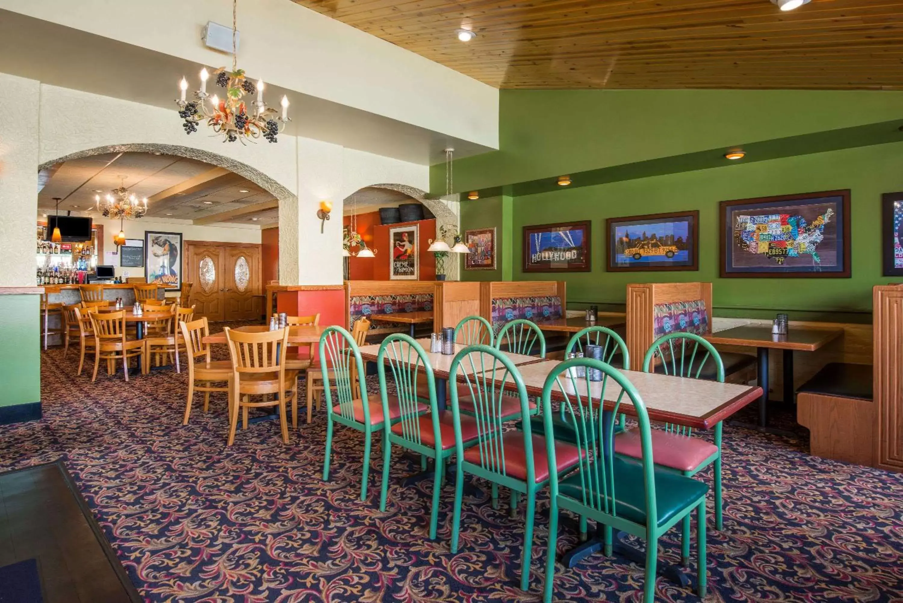 Lounge or bar, Restaurant/Places to Eat in Super 8 by Wyndham Erie/I 90