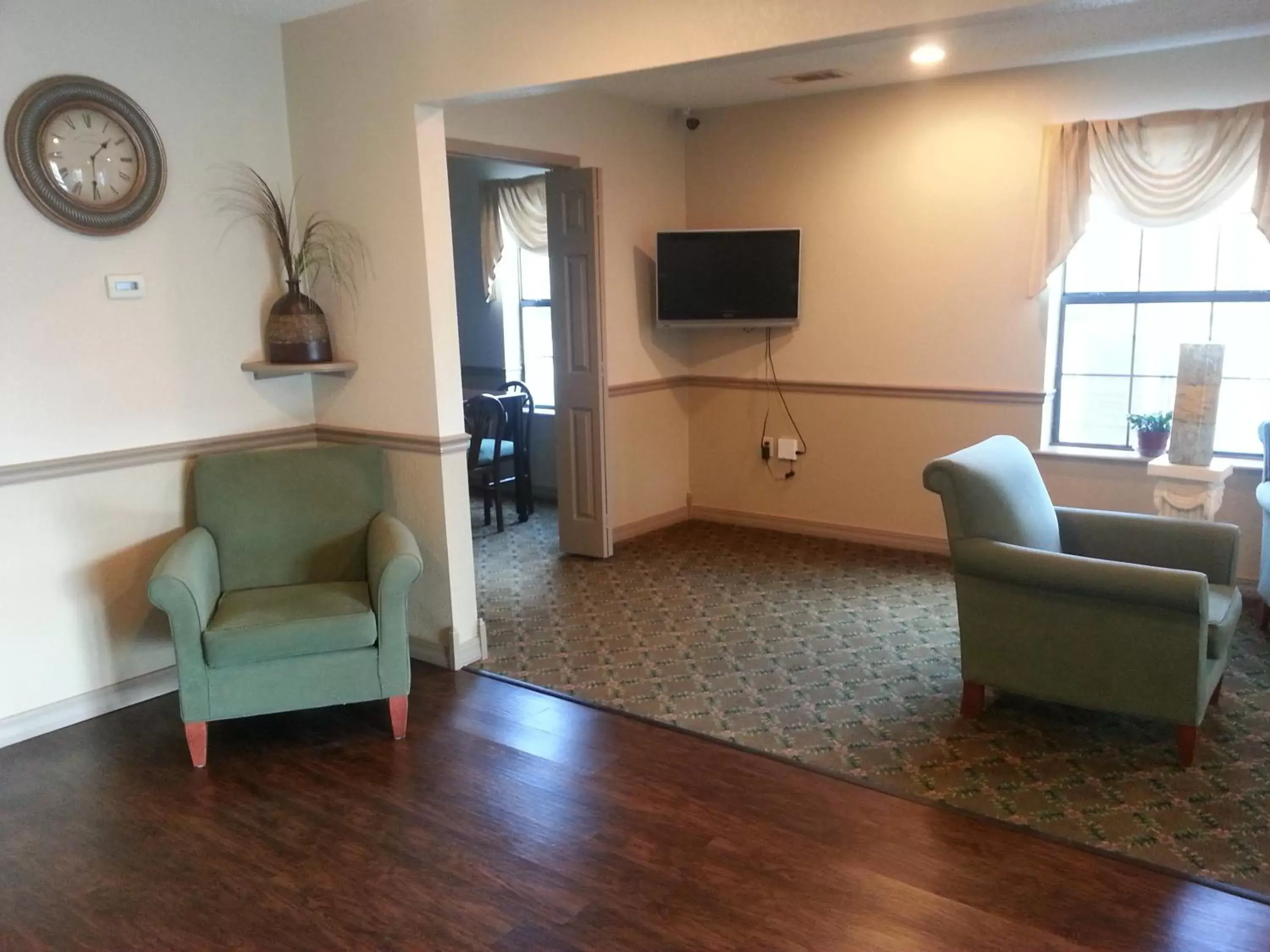 Communal lounge/ TV room, Lounge/Bar in Americas Best Value Inn & Suites - Little Rock - Maumelle