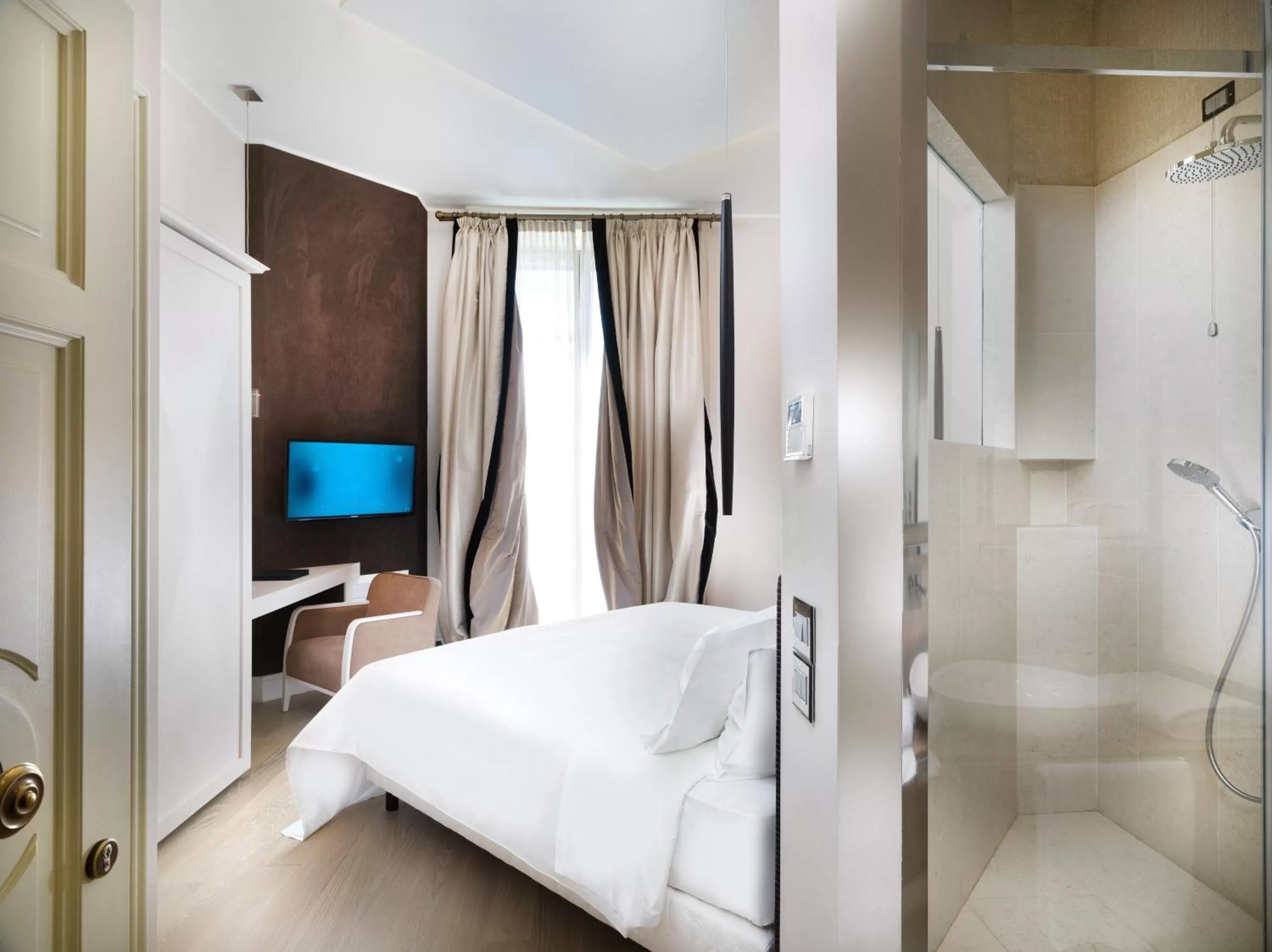 Bathroom, Bed in The Glamore Milano Duomo