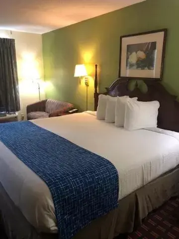 Bed in Travelodge by Wyndham Clarksville