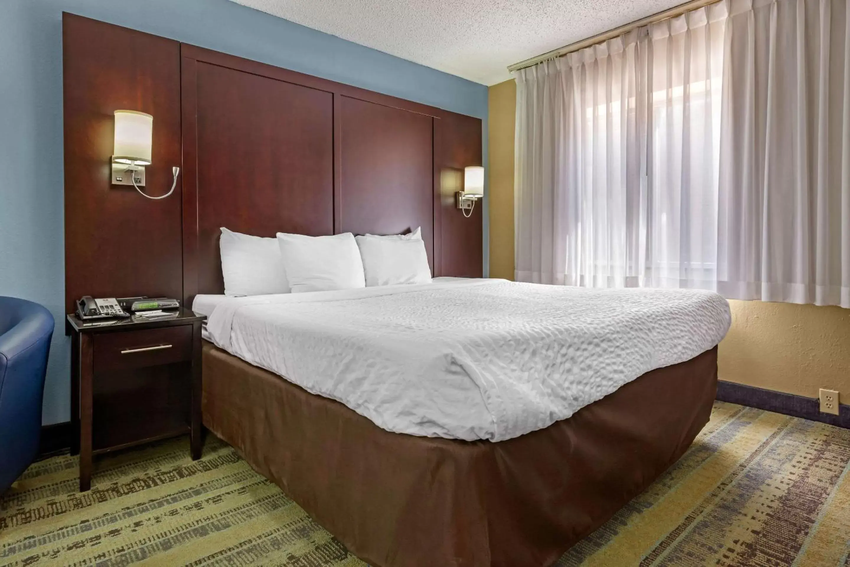 Photo of the whole room, Bed in Clarion Hotel Lexington