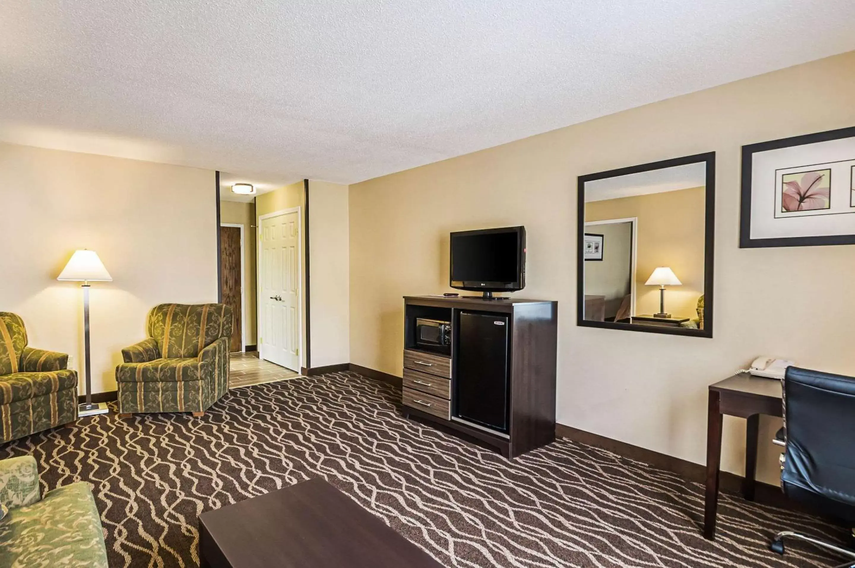 Photo of the whole room, TV/Entertainment Center in Quality Inn & Suites Frostburg-Cumberland