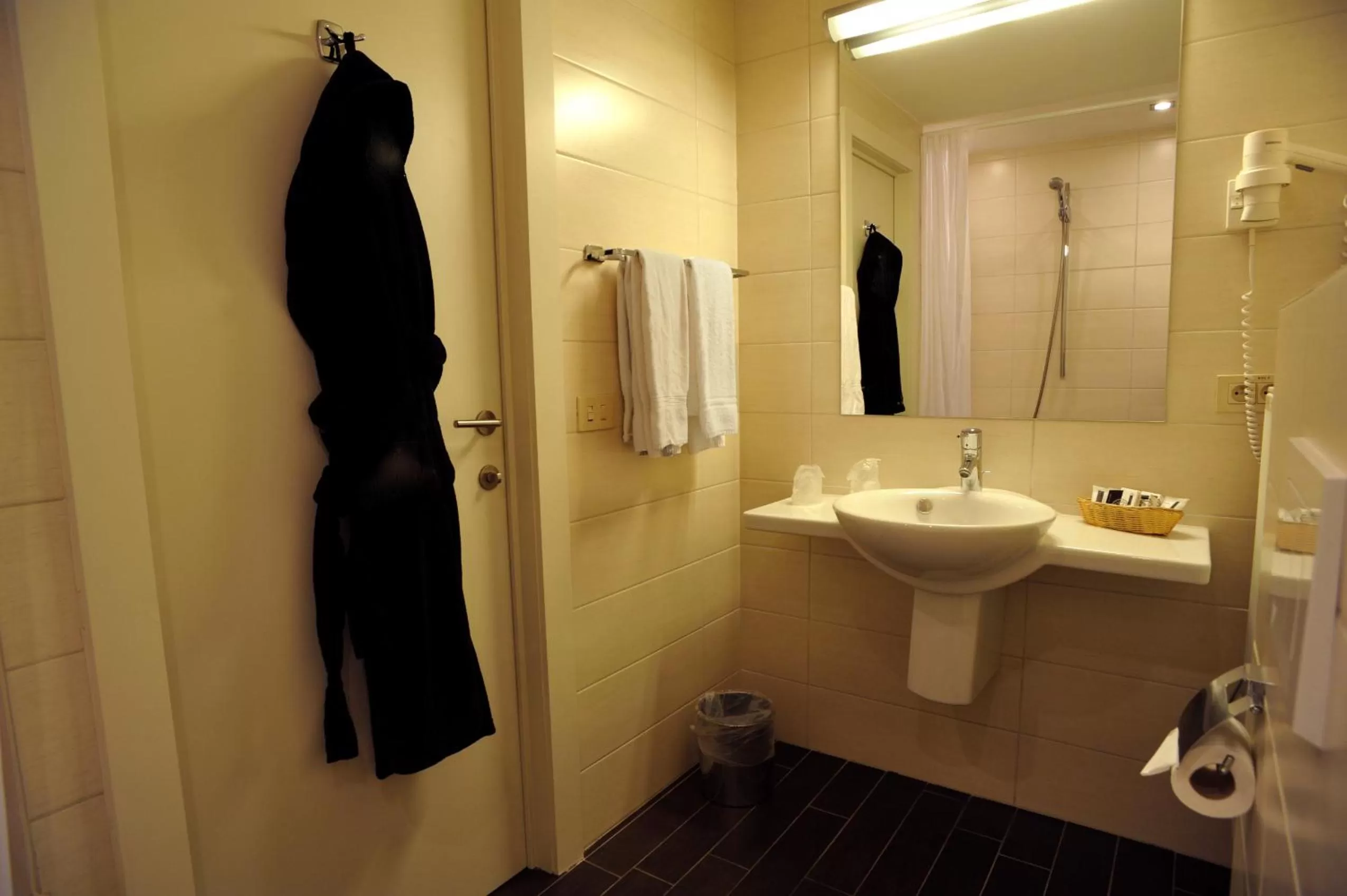 Bathroom in Flanders Hotel