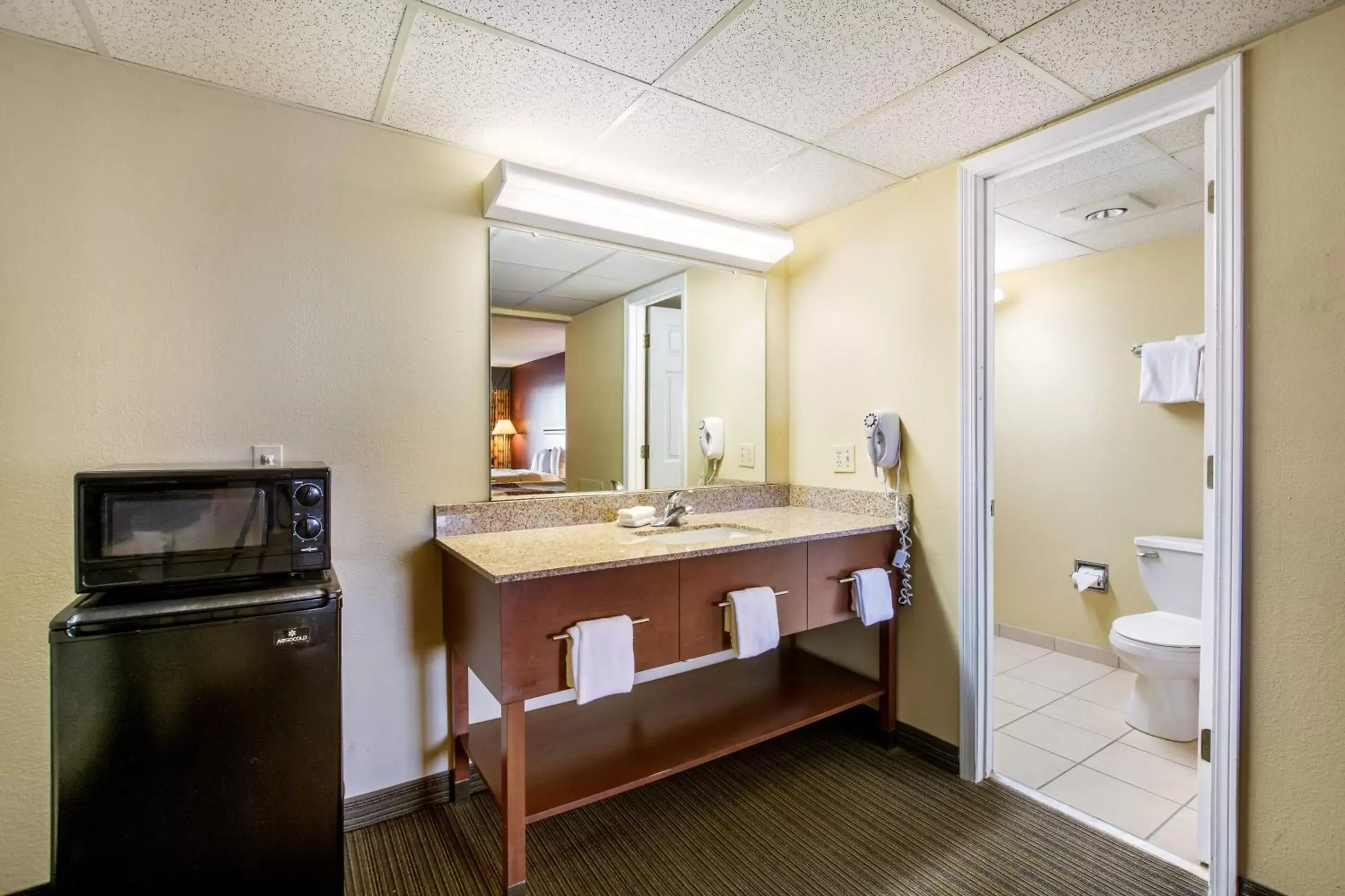 Photo of the whole room, Bathroom in Red Roof Inn Vincennes