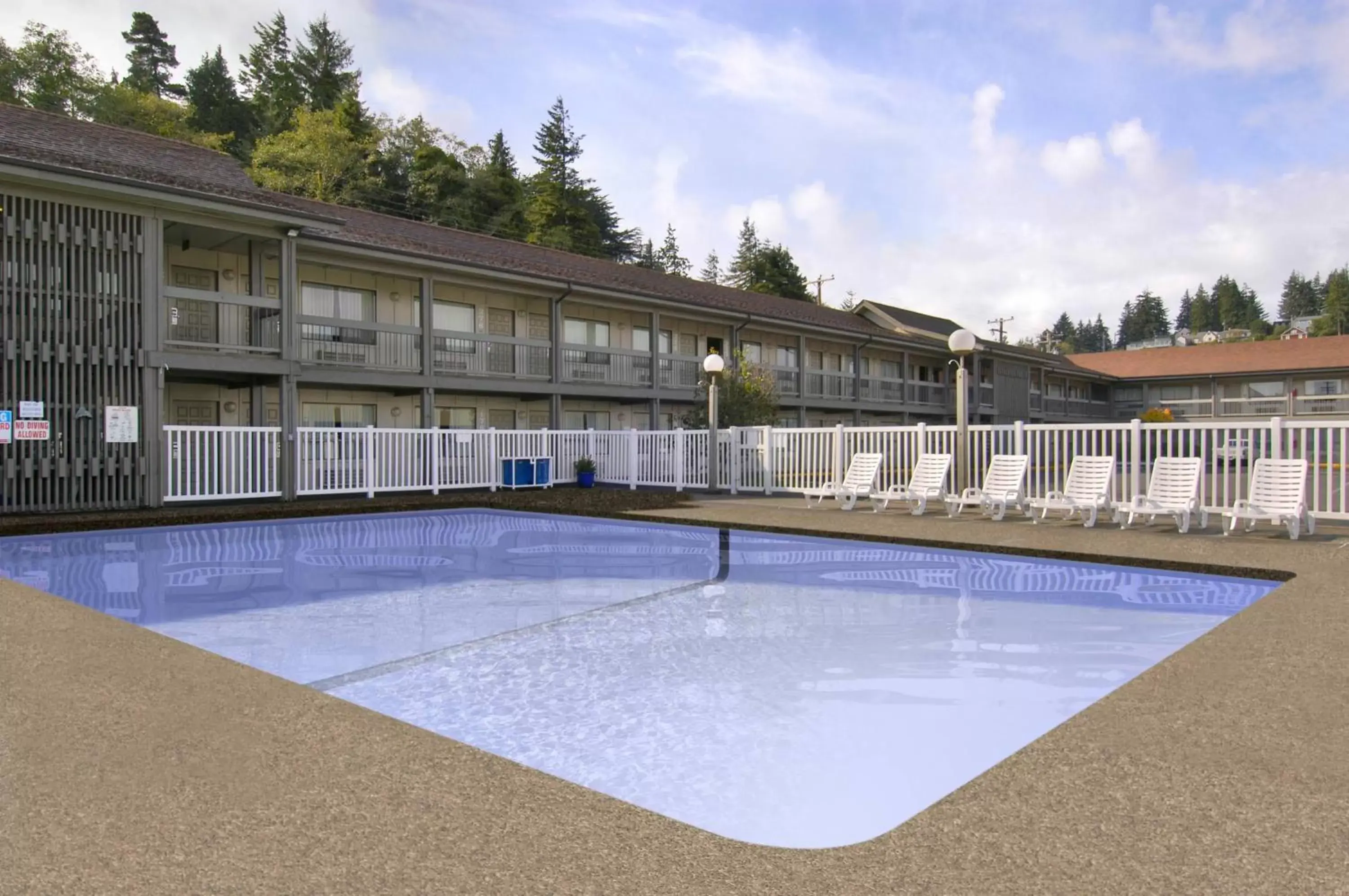 Swimming Pool in Red Lion Hotel Coos Bay