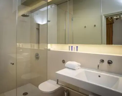 Shower, Bathroom in The Goodenough Hotel London