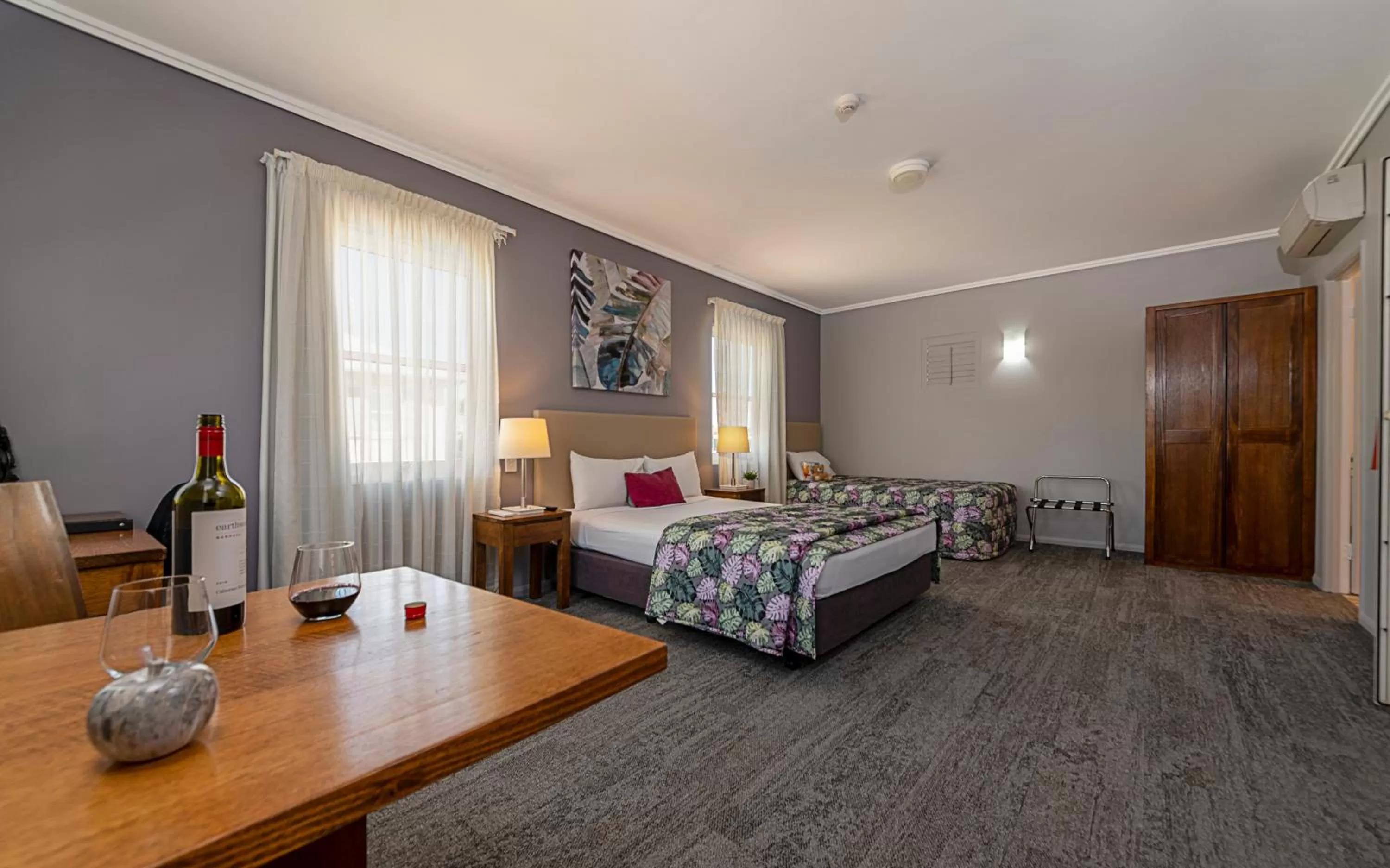 Photo of the whole room, Bed in Coachmans Inn Warwick