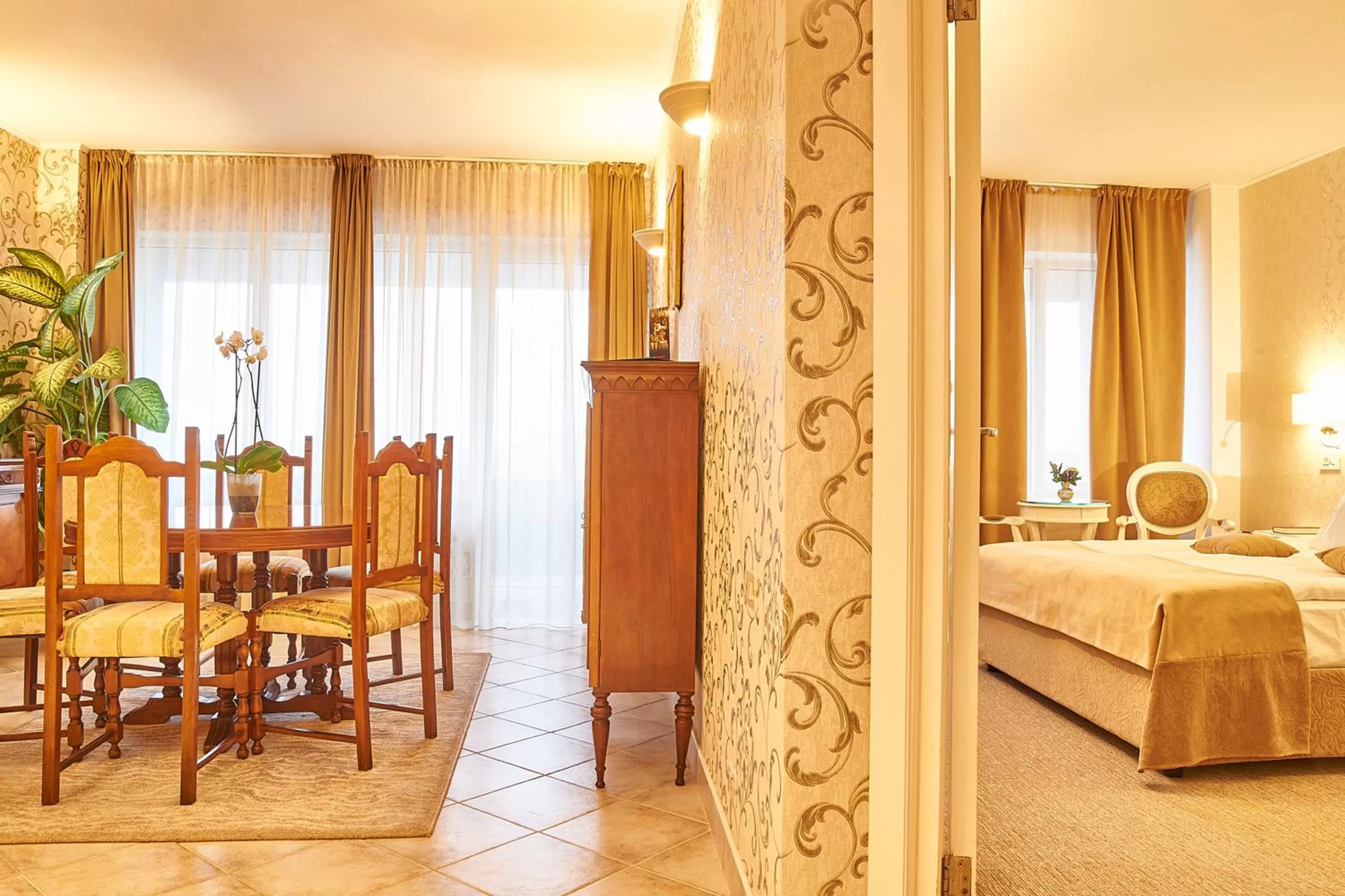 Living room, Bed in Continental Forum Oradea