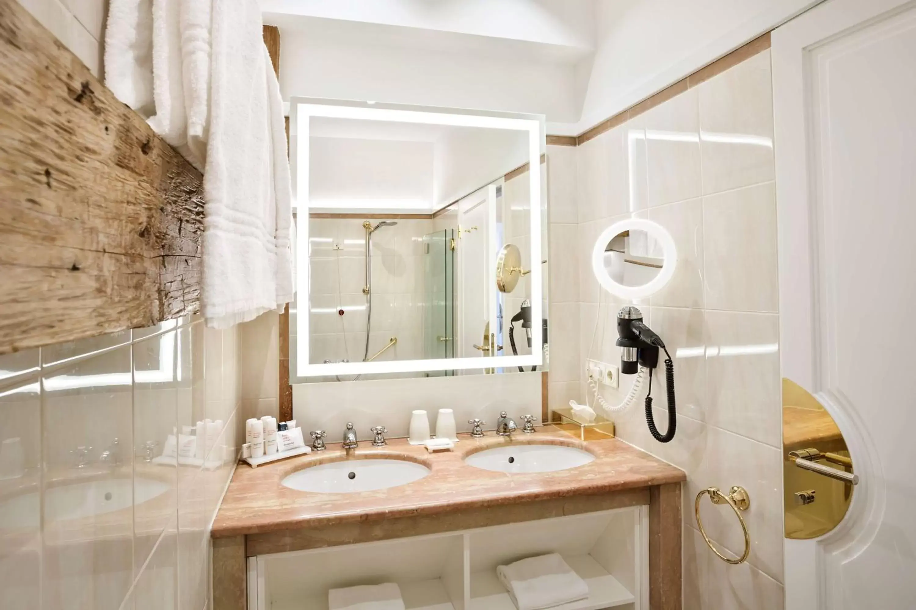 Bathroom in Radisson Blu Hotel Altstadt