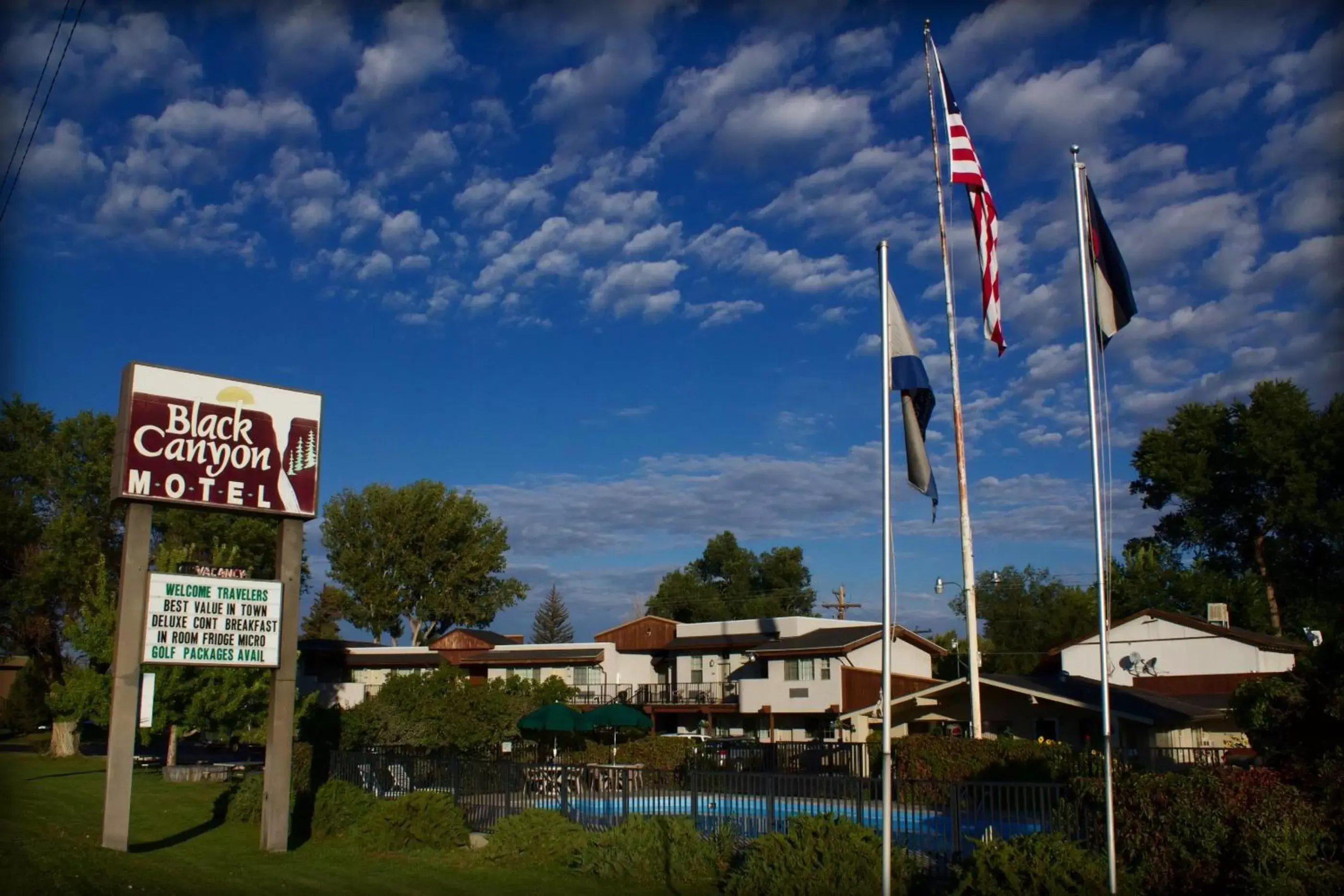 Facade/entrance in Black Canyon Motel