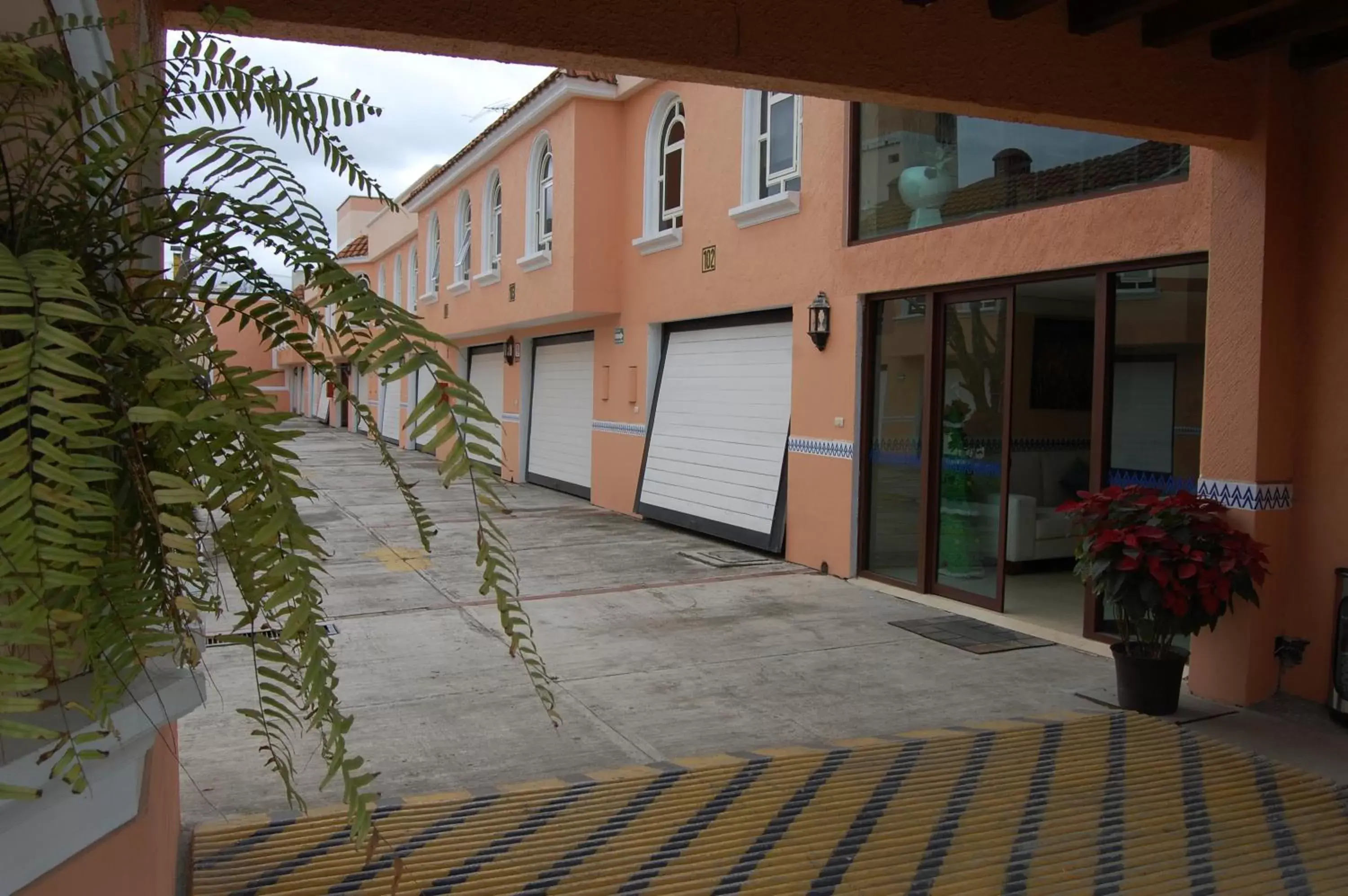 Facade/entrance, Property Building in Hotel Express Alejandría