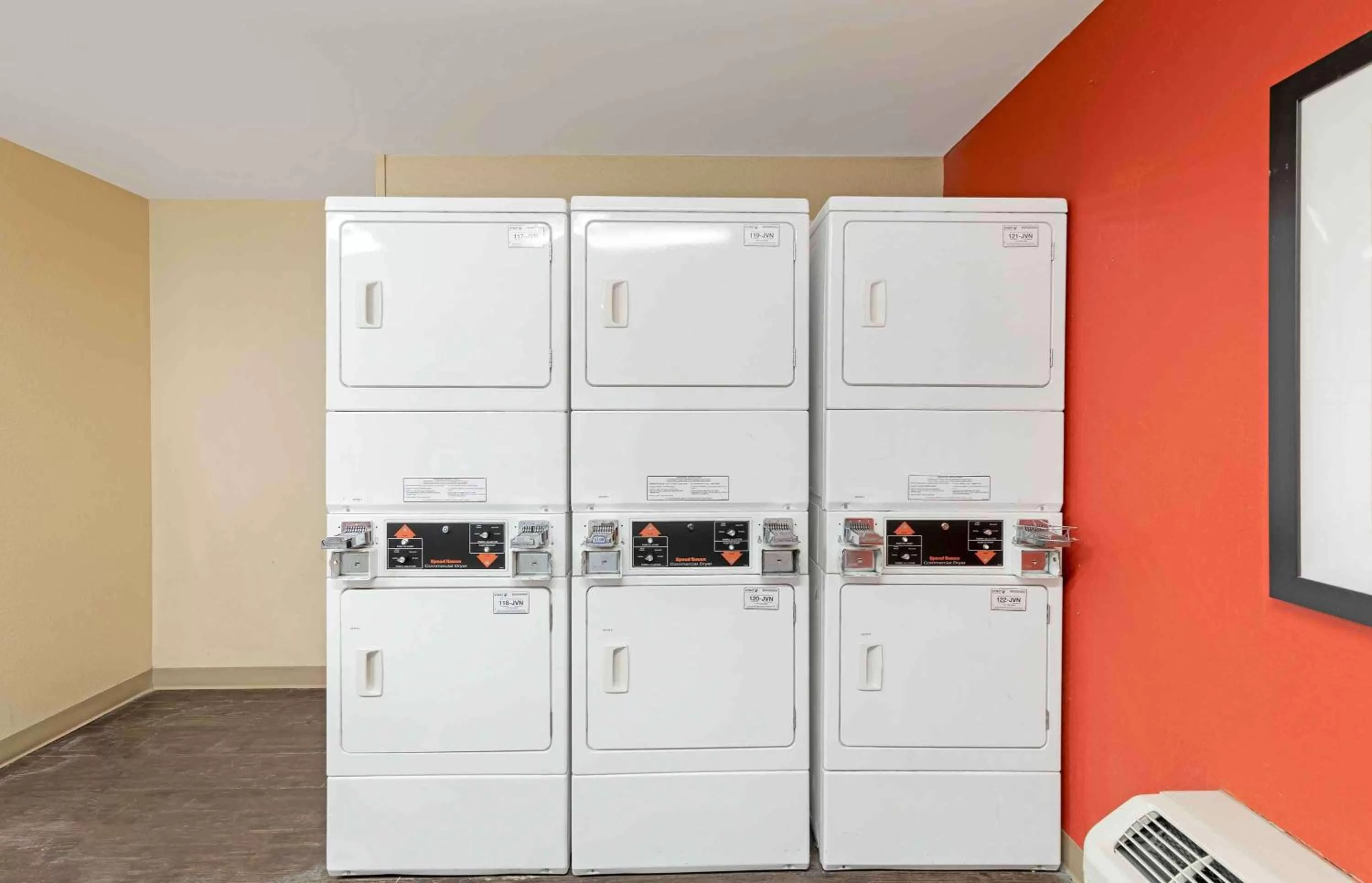 Property building in Extended Stay America Suites - Los Angeles - Valencia