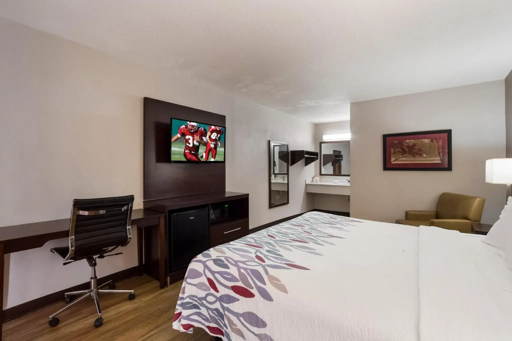 Bedroom, TV/Entertainment Center in Red Roof Inn Columbia, SC Airport