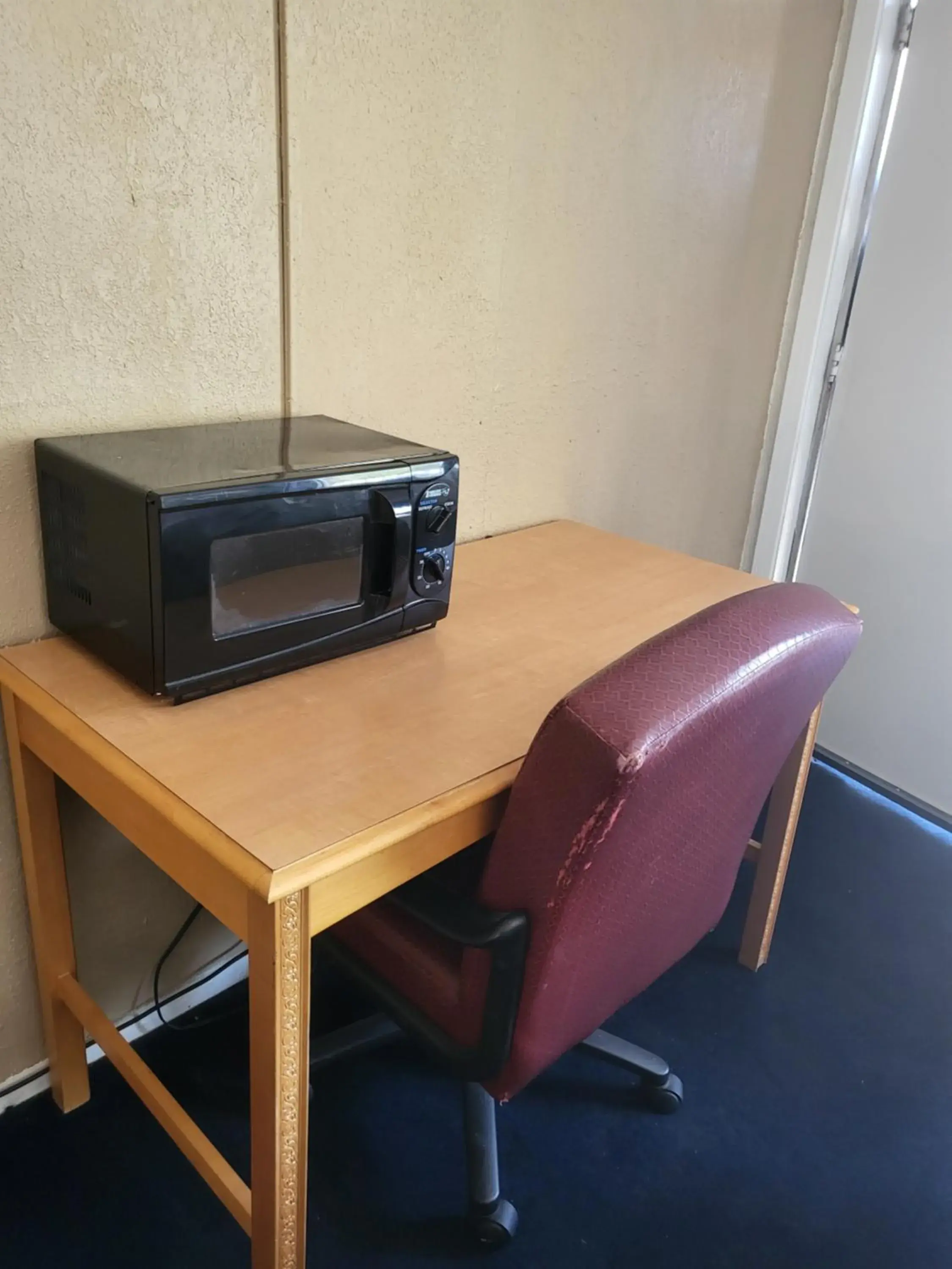 minibar, TV/Entertainment Center in Rodeway Inn