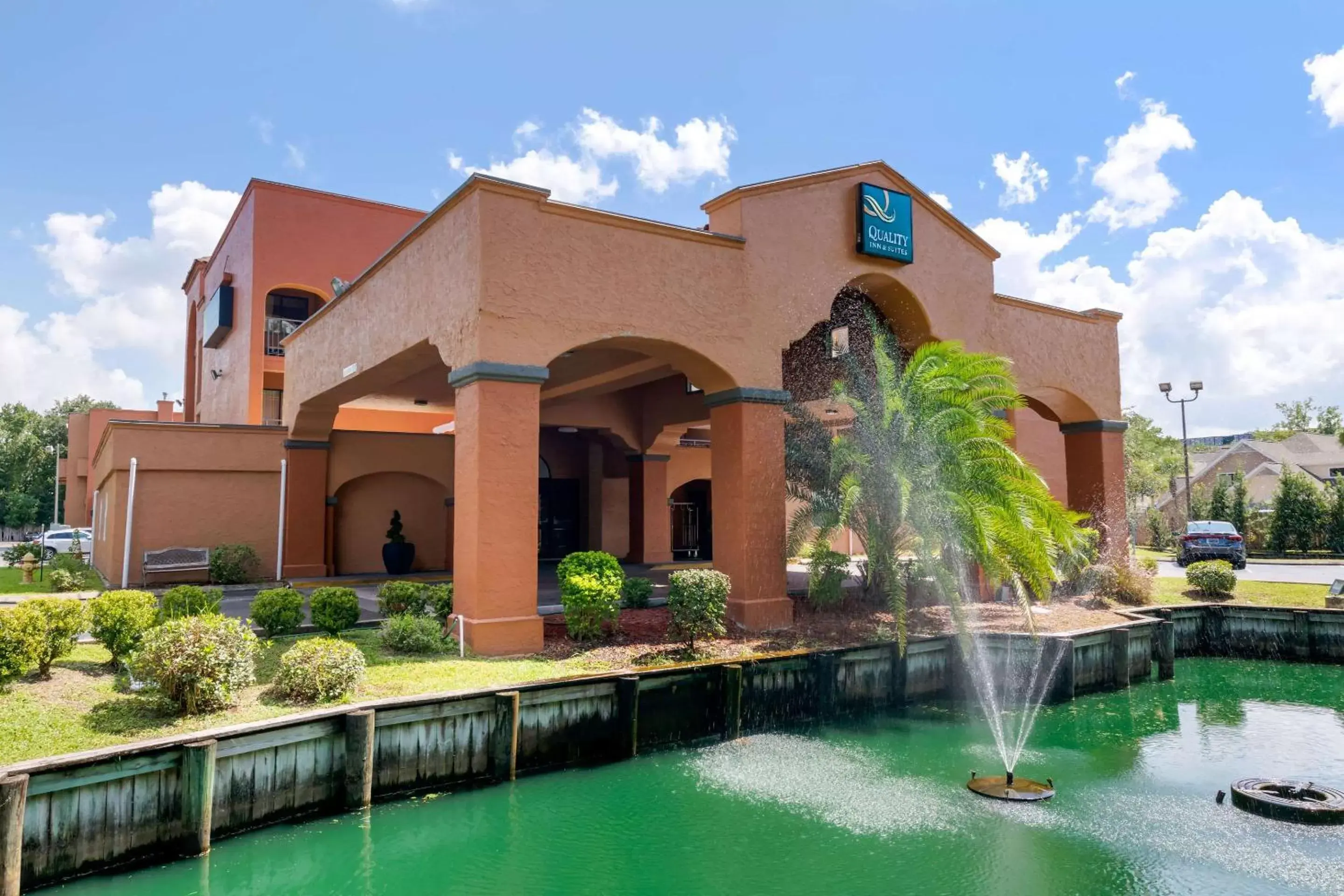 Property building in Quality Inn & Suites Jacksonville-Baymeadows Property building in Quality Inn & Suites Jacksonville-Baymeadows