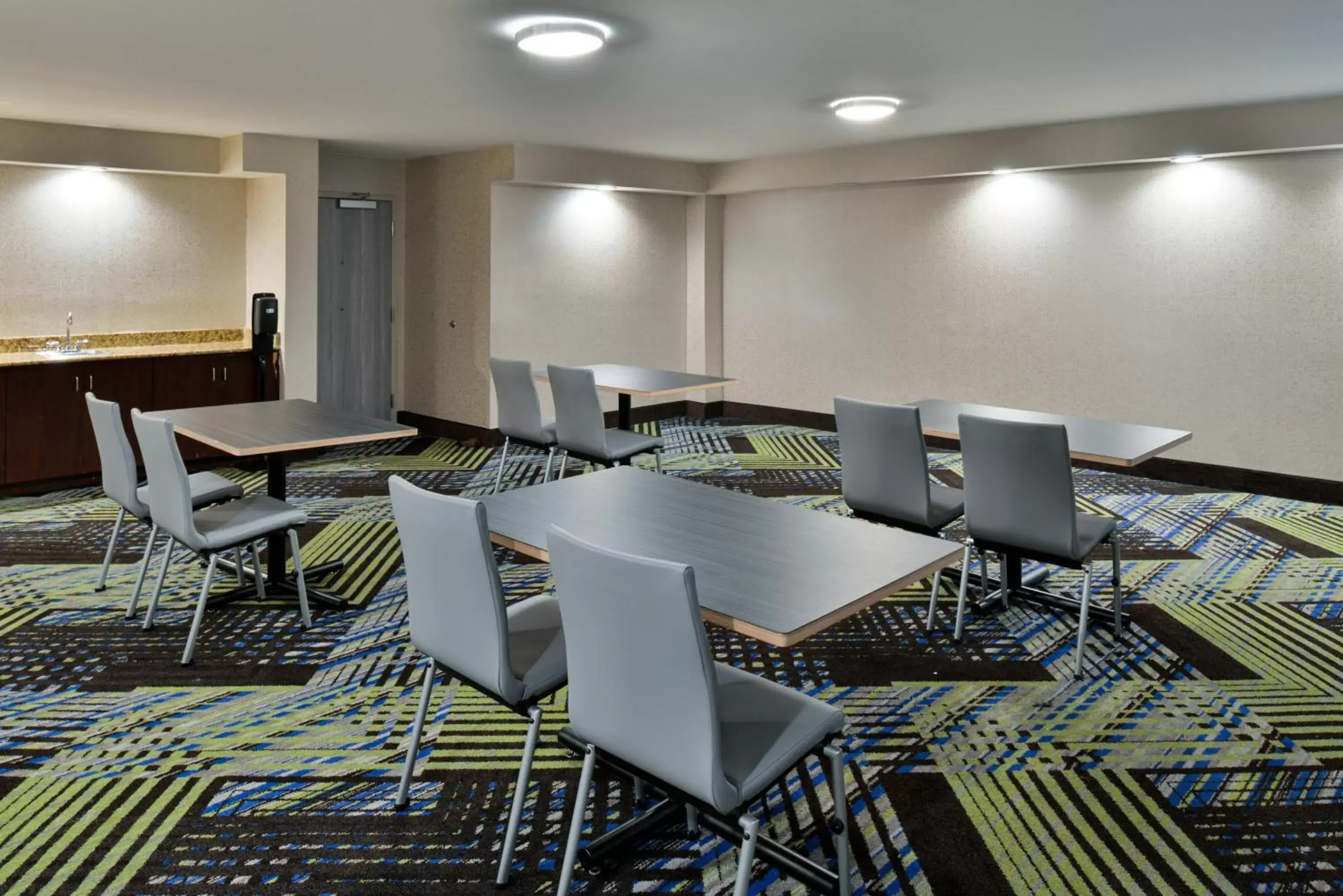 Meeting/conference room, Restaurant/Places to Eat in Holiday Inn Express Winston-Salem Medical Ctr Area
