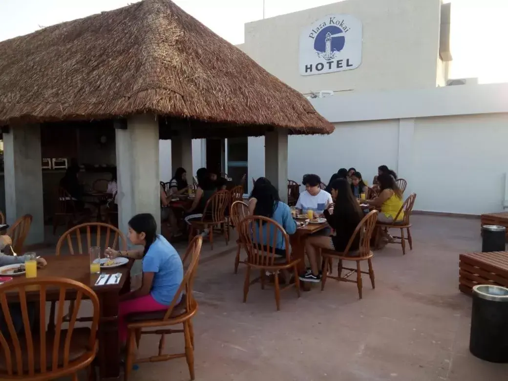 People, Restaurant/Places to Eat in Hotel Plaza Kokai Cancún