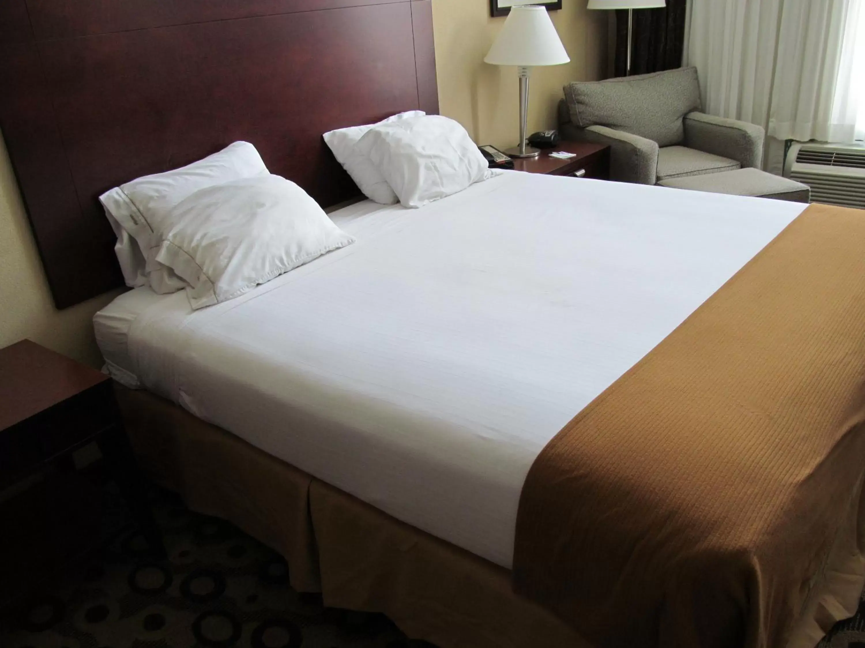 Bed in Holiday Inn Express Hotel & Suites Macon-West, an IHG Hotel