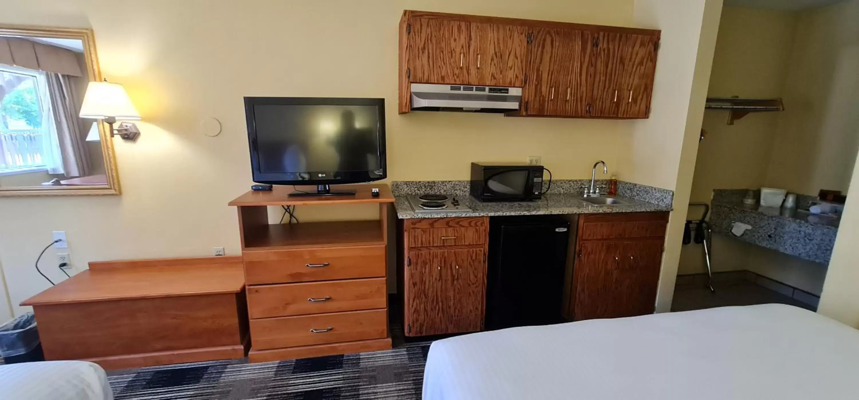 Kitchen or kitchenette, Bed in Oakridge Inn & Suites Kitchen or kitchenette, Bed in Oakridge Inn & Suites