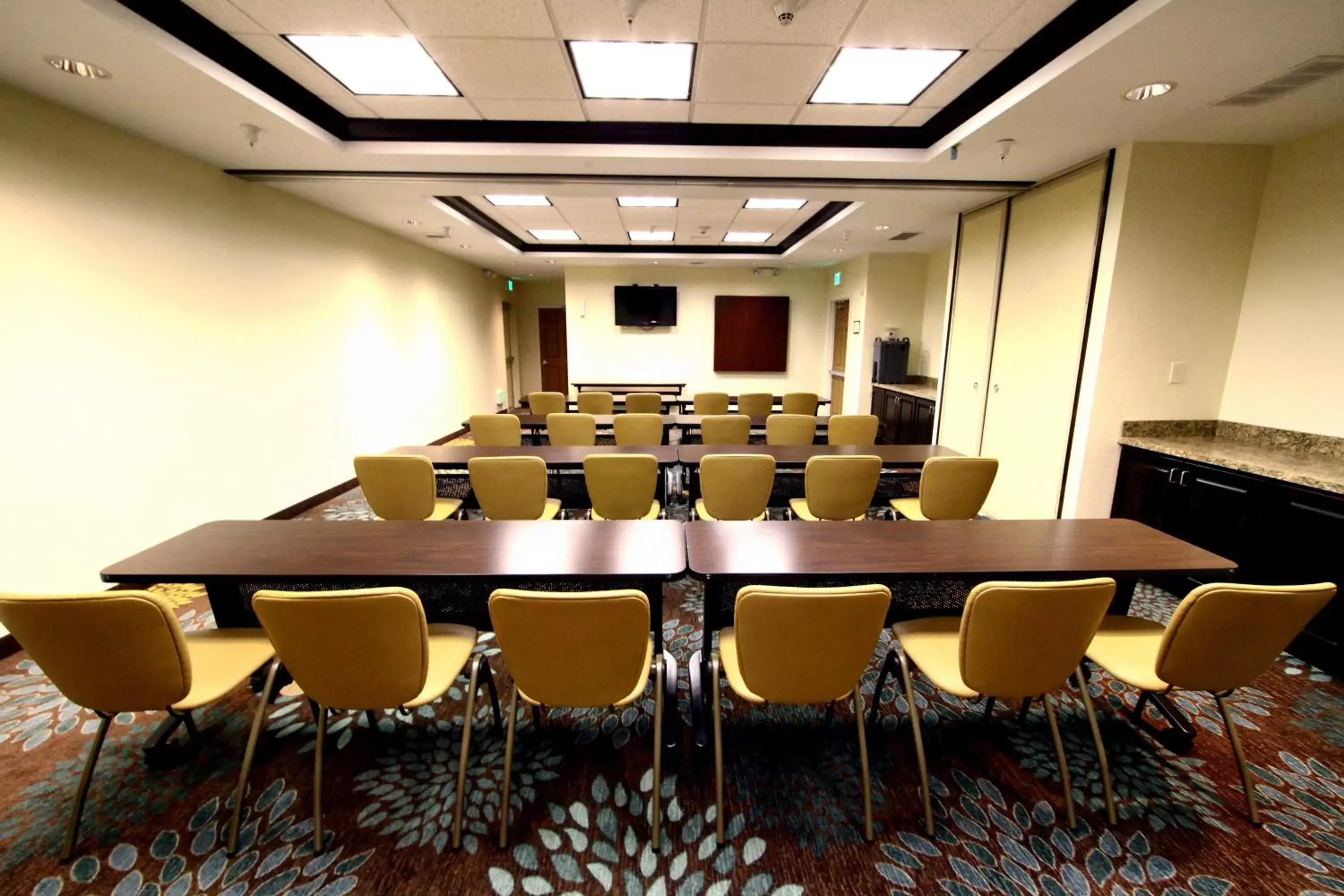 Meeting/conference room in Staybridge Suites Minot, an IHG Hotel