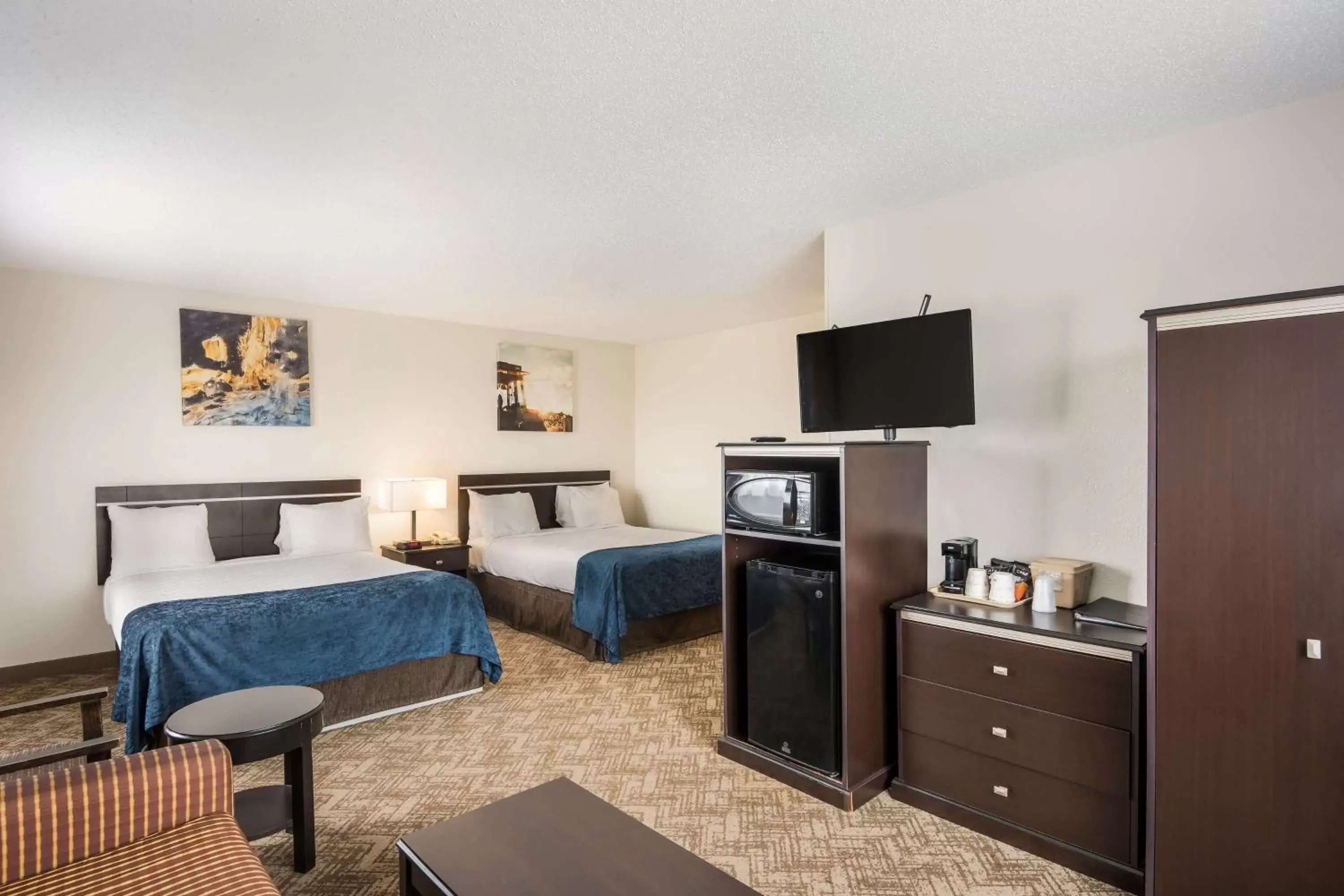 Bedroom, TV/Entertainment Center in Best Western Mount Pleasant Inn