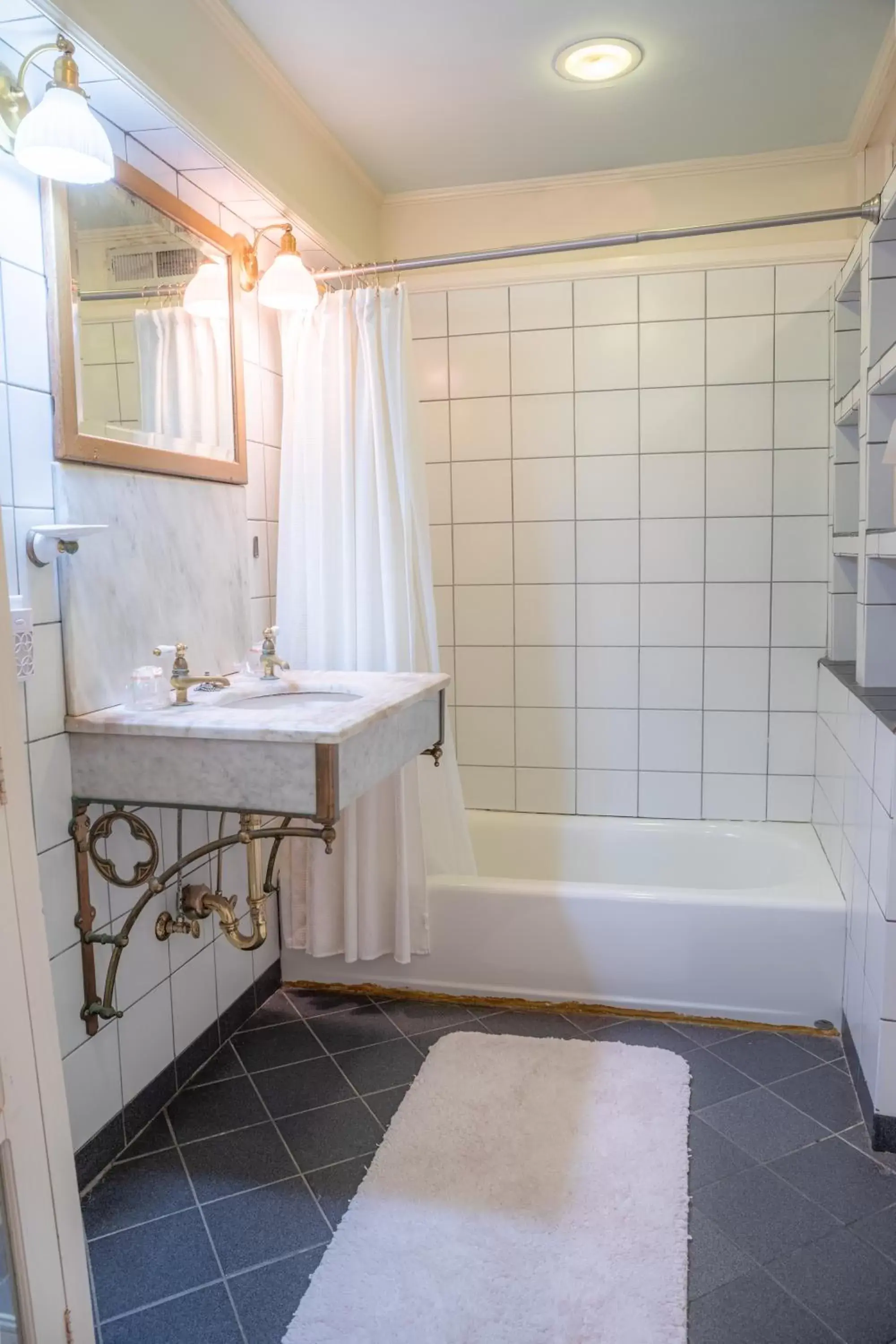 Shower, Bathroom in Justine Inn Savannah