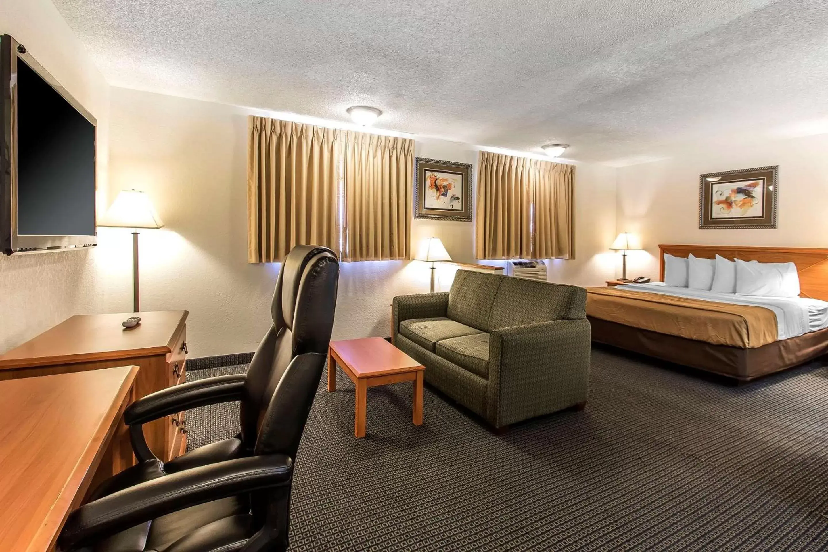 Photo of the whole room in Econo Lodge Inn & Suites Clinton