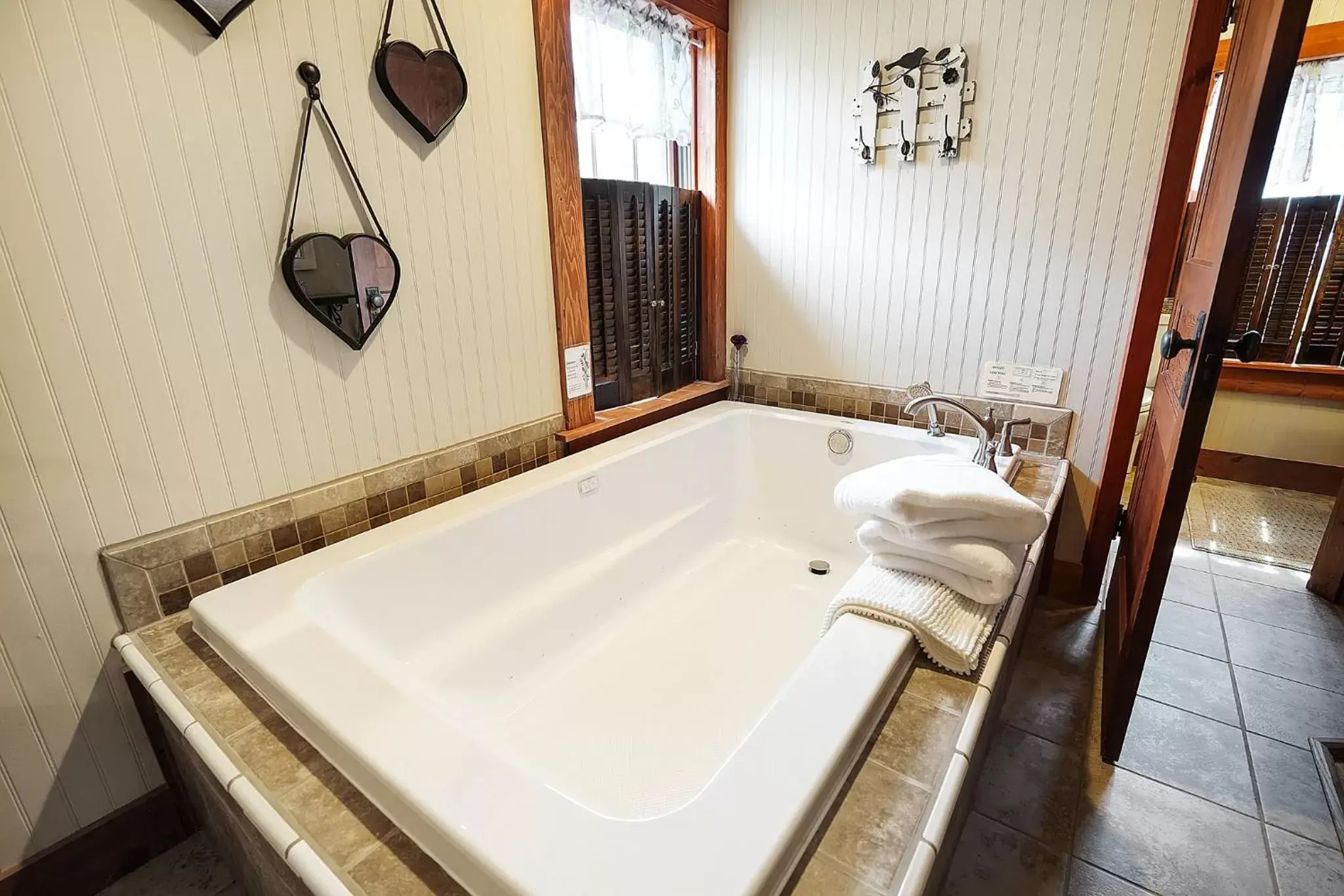 Queen Room with Spa Bath in Hocking Hills Inn Queen Room with Spa Bath in Hocking Hills Inn