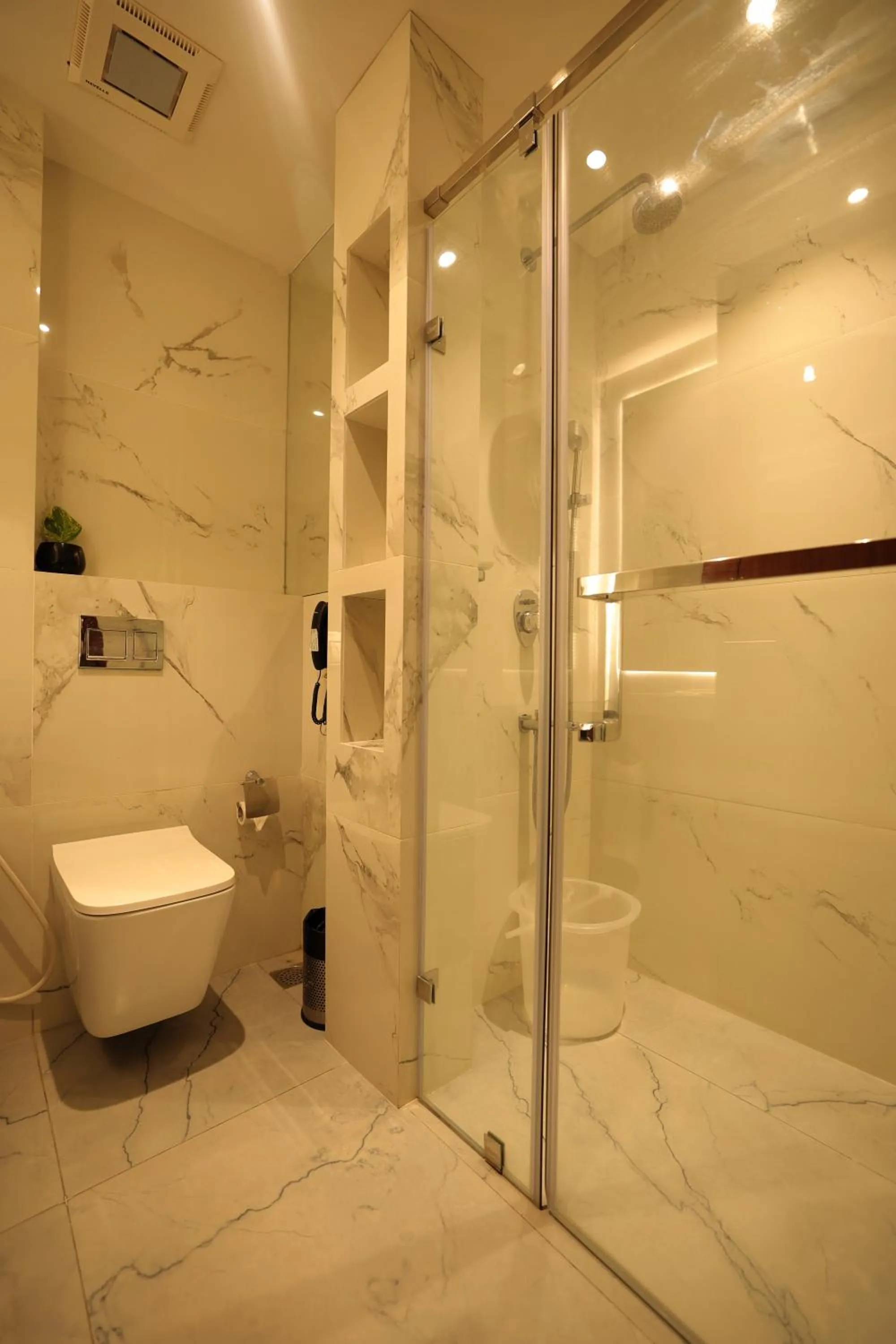 Shower in Poppys Vista Hotel